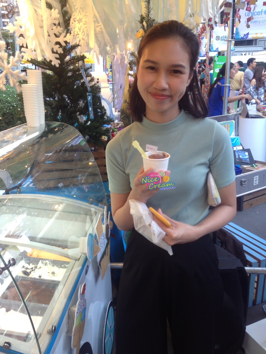 อกงานแจกไอศครีมในนาม บริษัท พลัส พร็อพเพอร์ตี้ จำกัด @ Habito mall วันที่ 16-17 ธ.ค. 2560 งาน Sansiri Market Fest