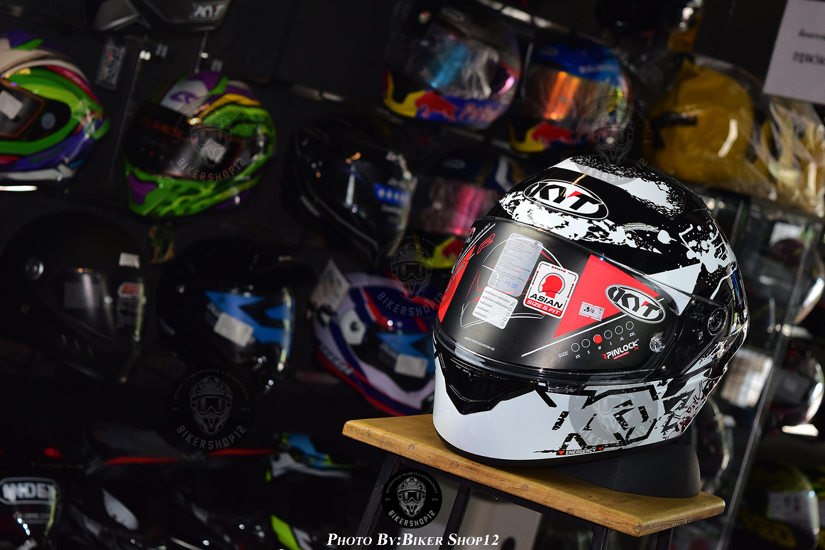 หมวกกันน็อค KYT ลาย Graphic Neutron สีดำ-ขาว (มีแว่น พับซ่อนได้)