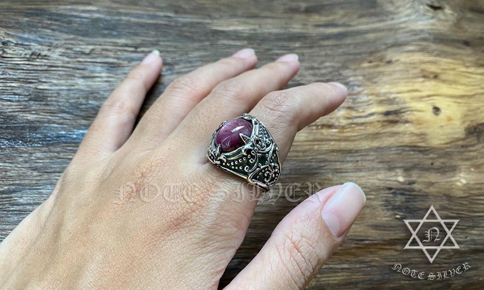 แหวนเงินแท้ลายกอธิคฝังทับทิมสตาร์ ด้านข้างฝังมรกต Sterling Silver 925 NSRG2545