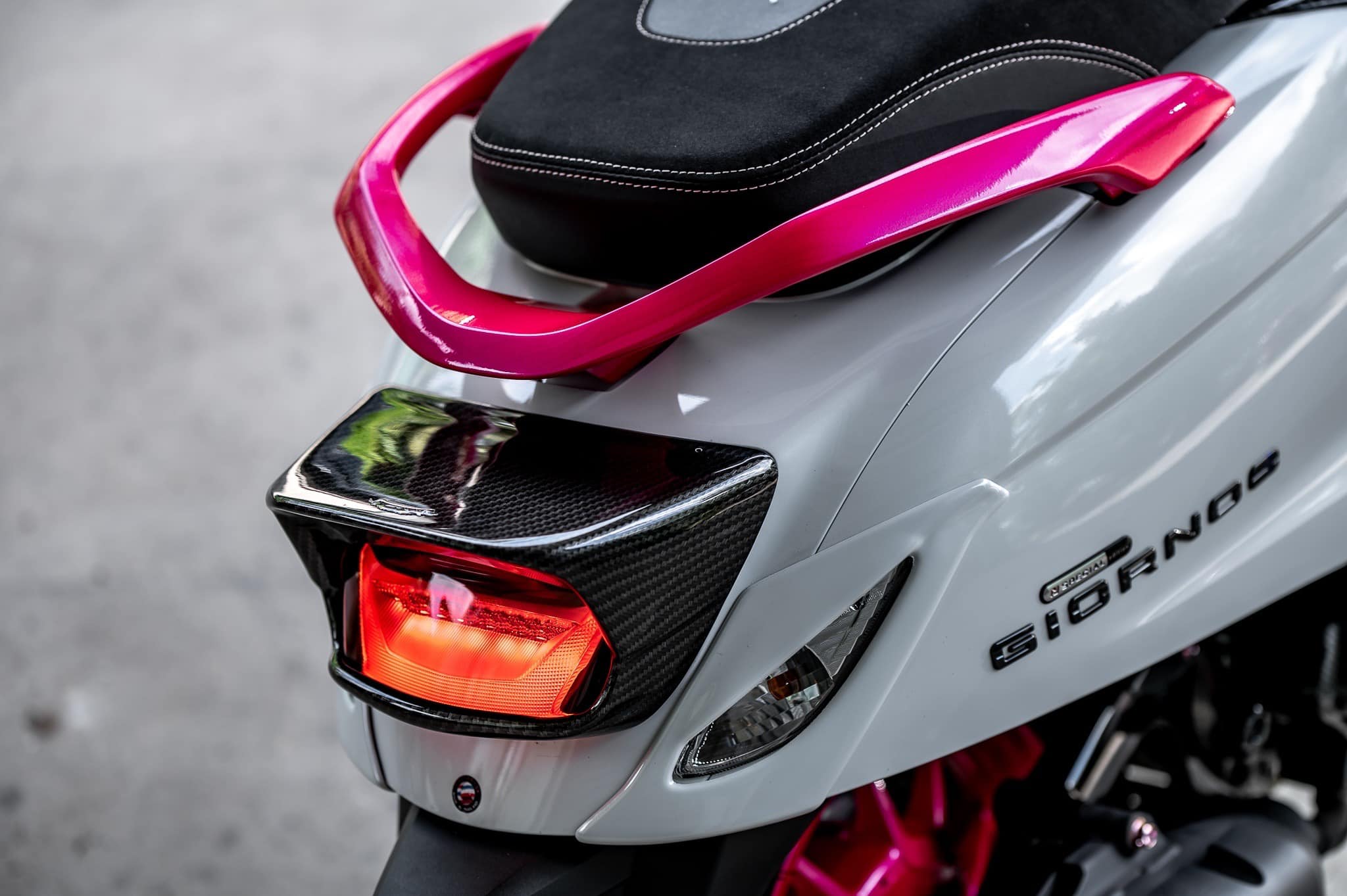 ครอบไฟท้ายตัวใหญ่ ASURA Giorno+ สีดำเงา ราคา 1400