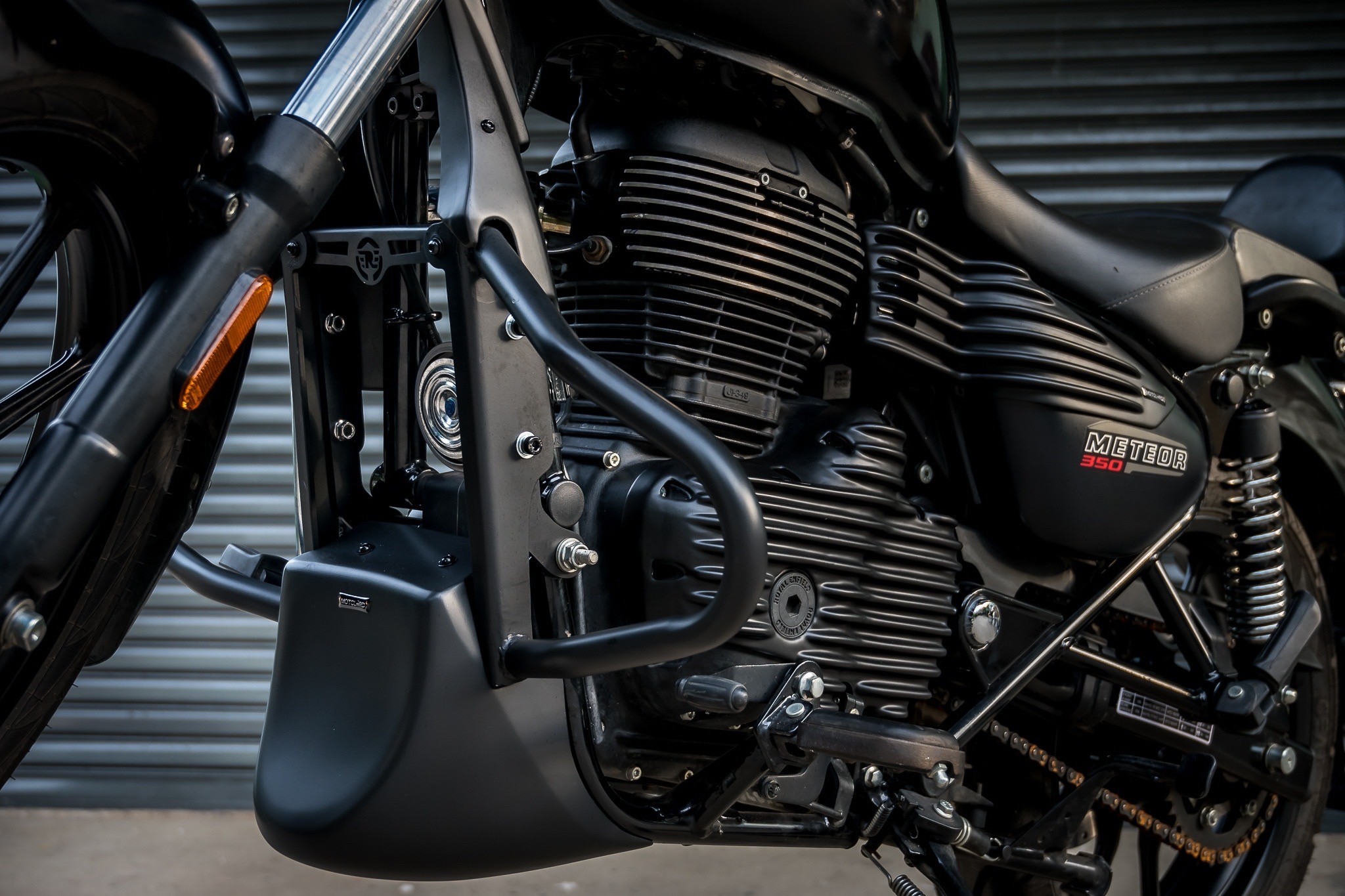 Royal Enfield METEOR 350 (เมธิออ 350) 1.หน้ากากโม่งใหญ่ 3990฿ 2.คาดกลางถัง 1950฿ 3.ครอบฝากระเป๋าข้าง 1990฿ 4.ครอบเครื่อง 2300฿ 5.แคชบาร์+อกไก่ 4700฿