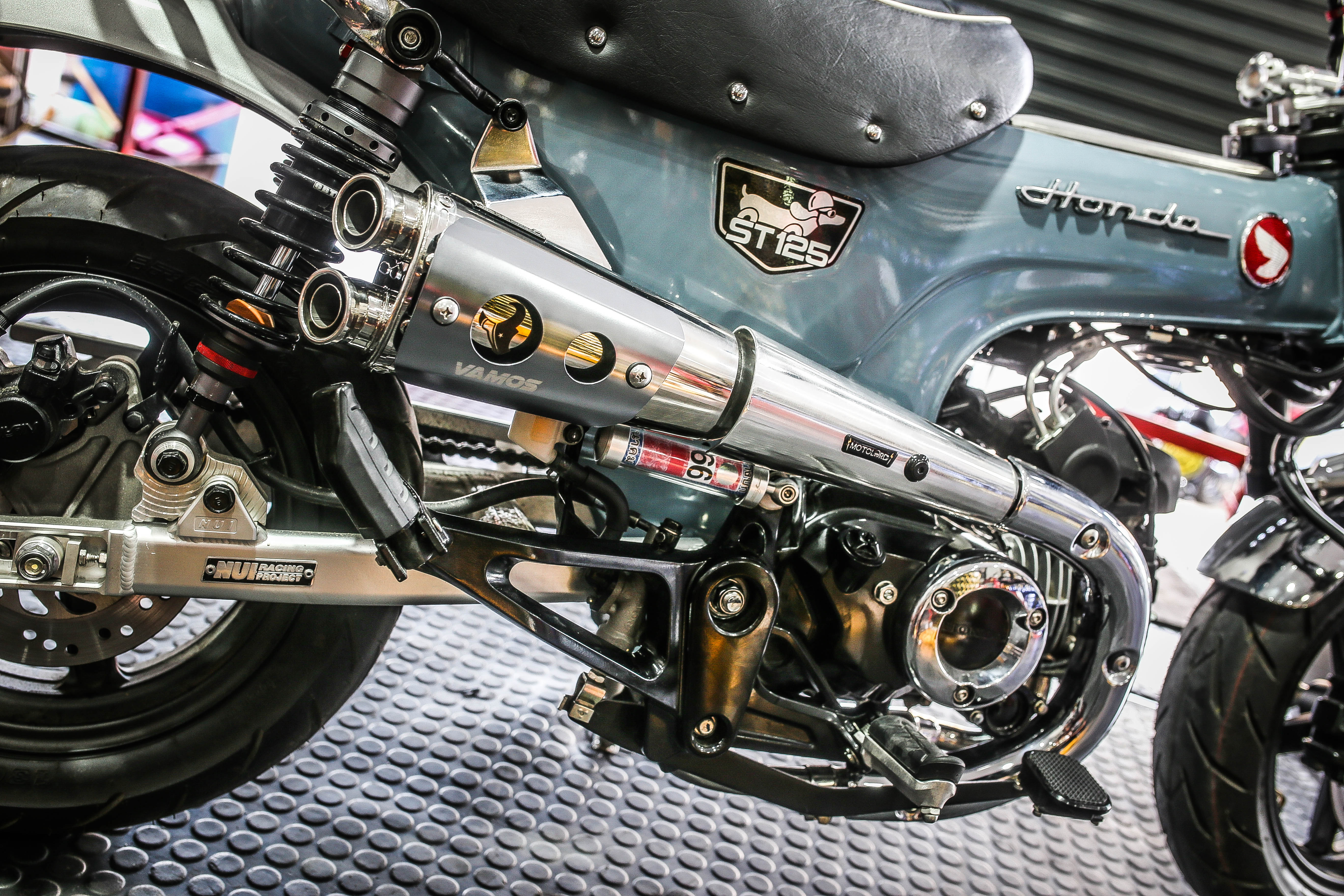 ท่อ DAX125 MotolordD x Vamos ตรงรุ่น เสียง นุ่ม ไพเราะ วัสดุน้ำหนักเบา ให้อัตตราเร่งที่ดี มาพร้อมอุปกรณ์ติดตั้งครบ ท่อมี มอก. ใช้งานได้สบายใจ ท่อ DAX125 VAMOS ราคา 8900 บาท