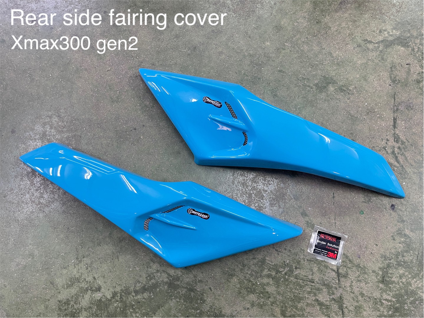 Xmax300 Body kit MotozAAA Body kit 1). ครอบหน้ากากหน้า Front fairing cover 1500฿ 2). ครอบกาบอกซ้าย-ขวา Big side fairing cover 2790฿ 3). ครอบบังโคลนหน้า Front fender cover แบบ3ชิ้น (ชุดเต็ม ) 2100 แบบ2ชิ้น (ข้าง R/L ) 1490฿ ( ลายเคฟล่า +250฿ ) 4). ครอบปีกข