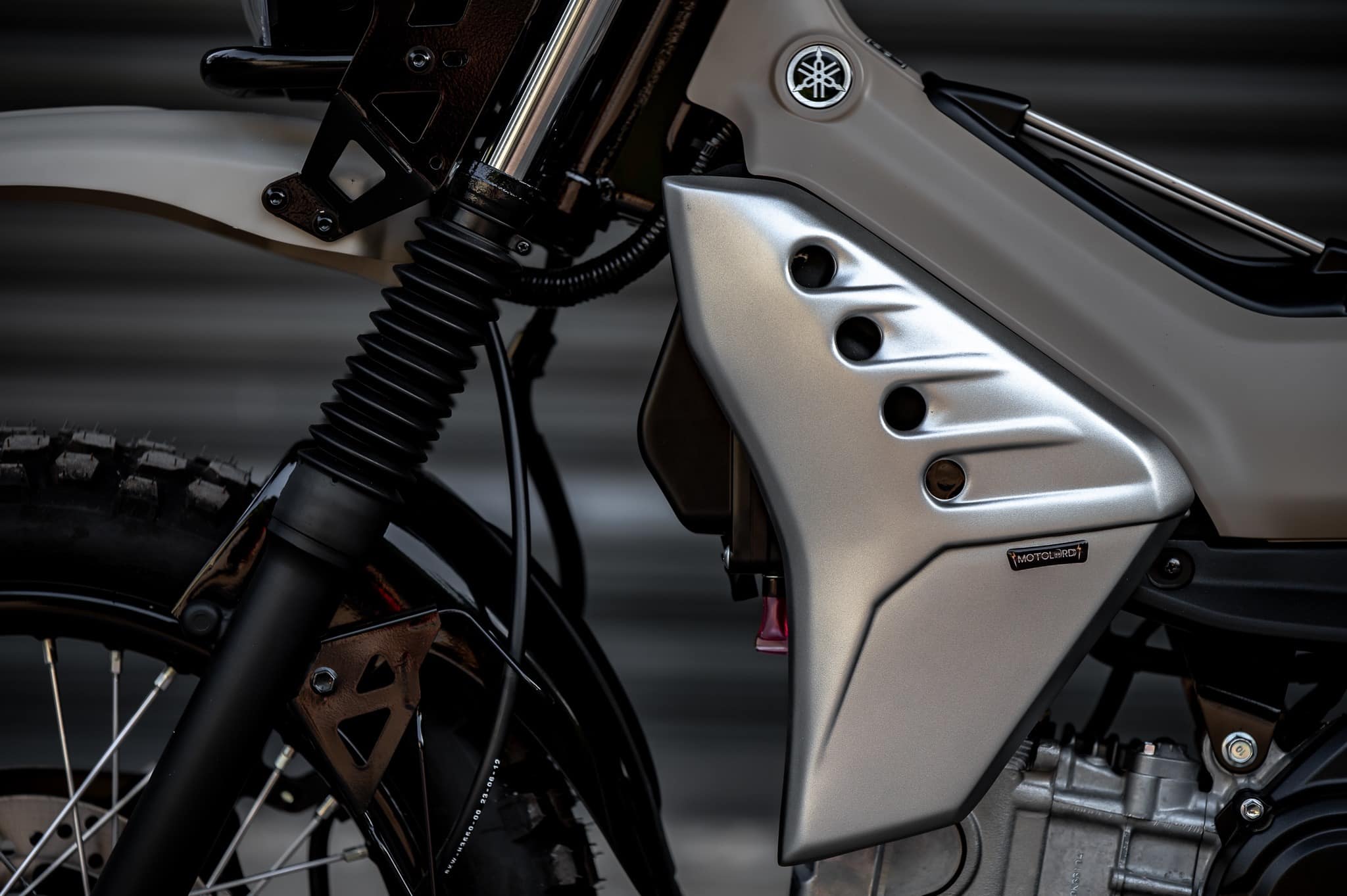 PG-1 1.) ครอบไฟหน้า Headlight cover. 1,590฿ 2.) ครอบไฟเบรค Rear brake light cover. 1,290฿ 3.) ชิวหน้า V1 Headbrand Windshield V1 1,590฿ 4.) กาบ อกบังหัวฉีด Side fairing cover. 1990฿ 5.) กันลาย V1 Mid frame protector. 1990฿ 6.) ชุดบังโคลนหน้าScrambler Full