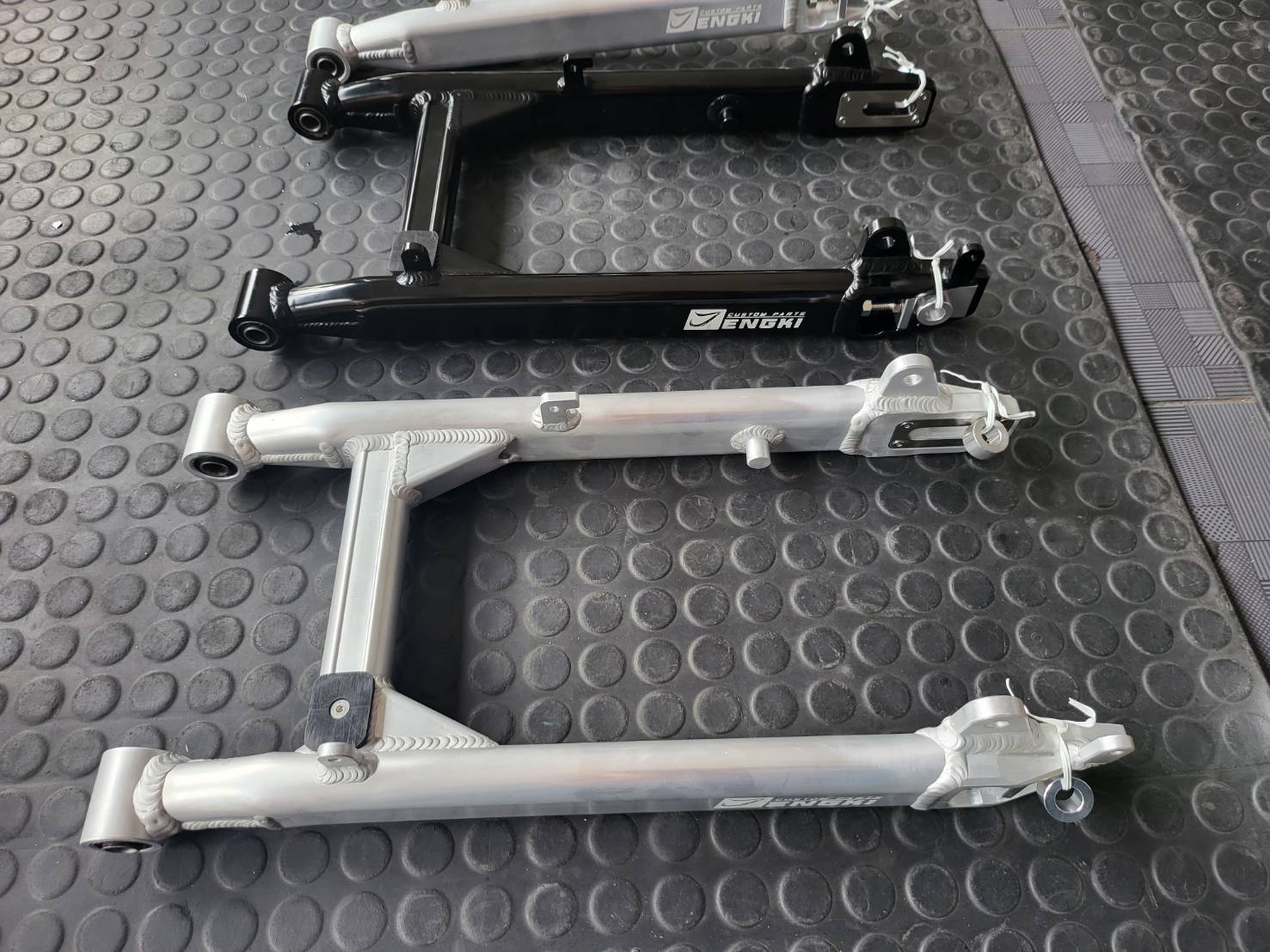 สวิงอาร์มมิเนียม CT125 JENGKI มีสีดำ เงิน ราคา3000