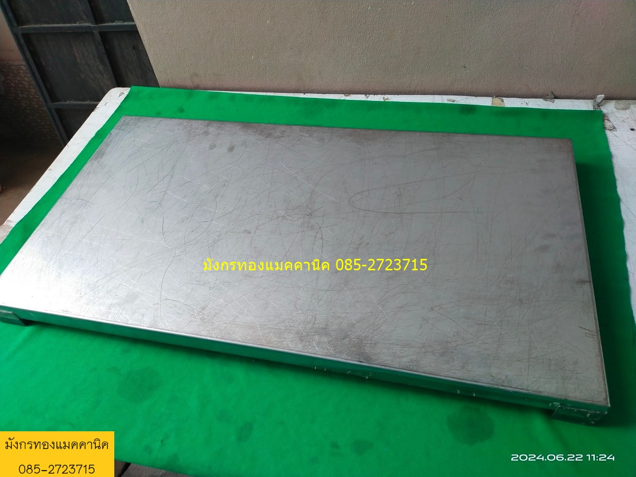 ถาดสแตนเลสแบบหนา ขนาด 45x84 ซม.ขอบข้างสูง 3.5 ซม. มีกั้นมุมเพื่อวางถาดซ้อนกันได้ ไม่มีรูเจาะ มีรอยการใช้งาน