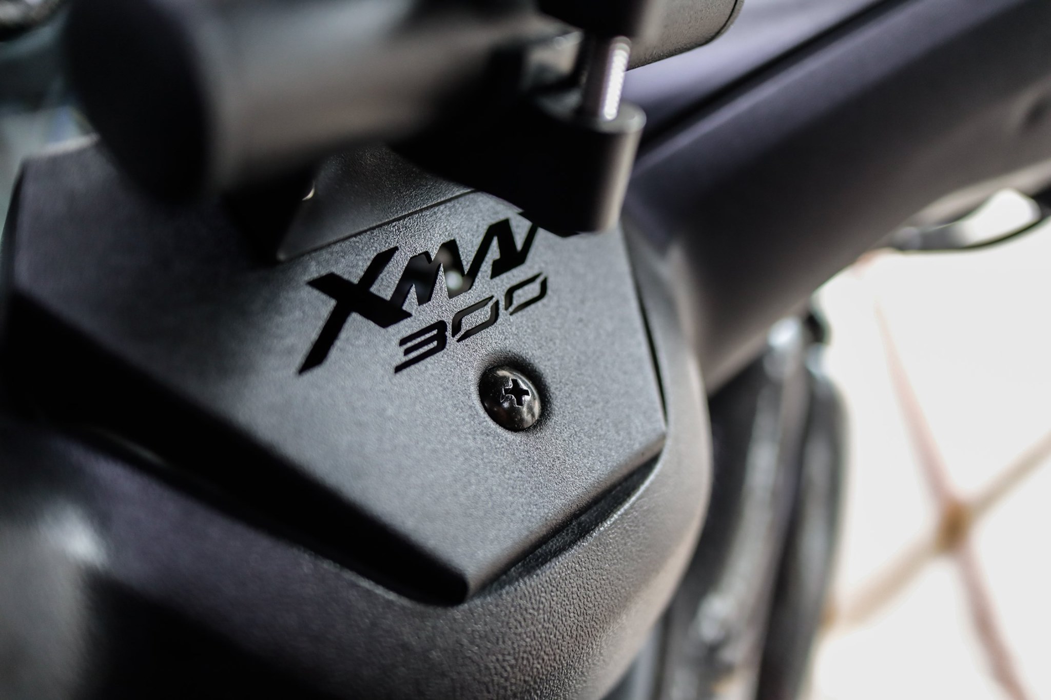 ตัวยึดมือถือจับบาร์ Xmax300 ติดยึดแฮนด์กลาง พร้อมน๊อตยึดในอุปกรณืติดตั้งได้เลยไม่ต้องดัดแปลง ราคา 850.-บาท