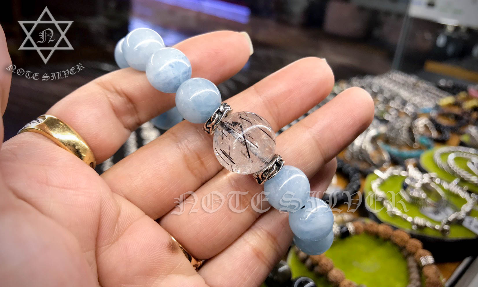 สร้อยข้อมือหินอความารีน ประดับตรงกลางด้วยไหมดำ คั้นข้างด้วยหมุดเงินลายกราฟฟิกซ์ Sterling Silver925 NSBL2489