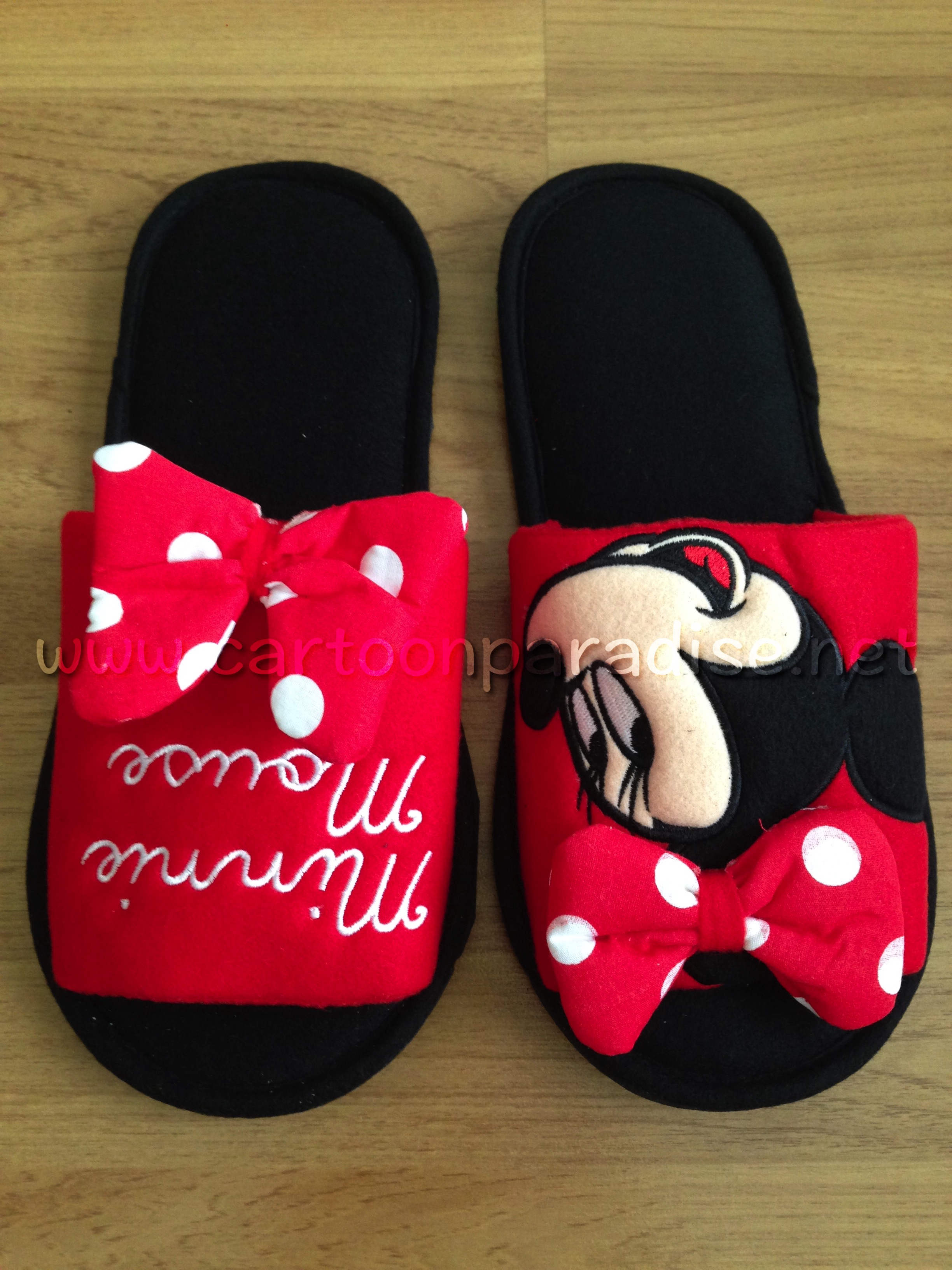 Mickey Mouse รองเท้าใส่ในบ้าน พื้นบาง ดิสนีย์ มิกกี้ เมาส์ มินนี่ เมาส์ ลิขสิทธิ์แท้ Minnie Mouse Slippers Shoes Red Free Size