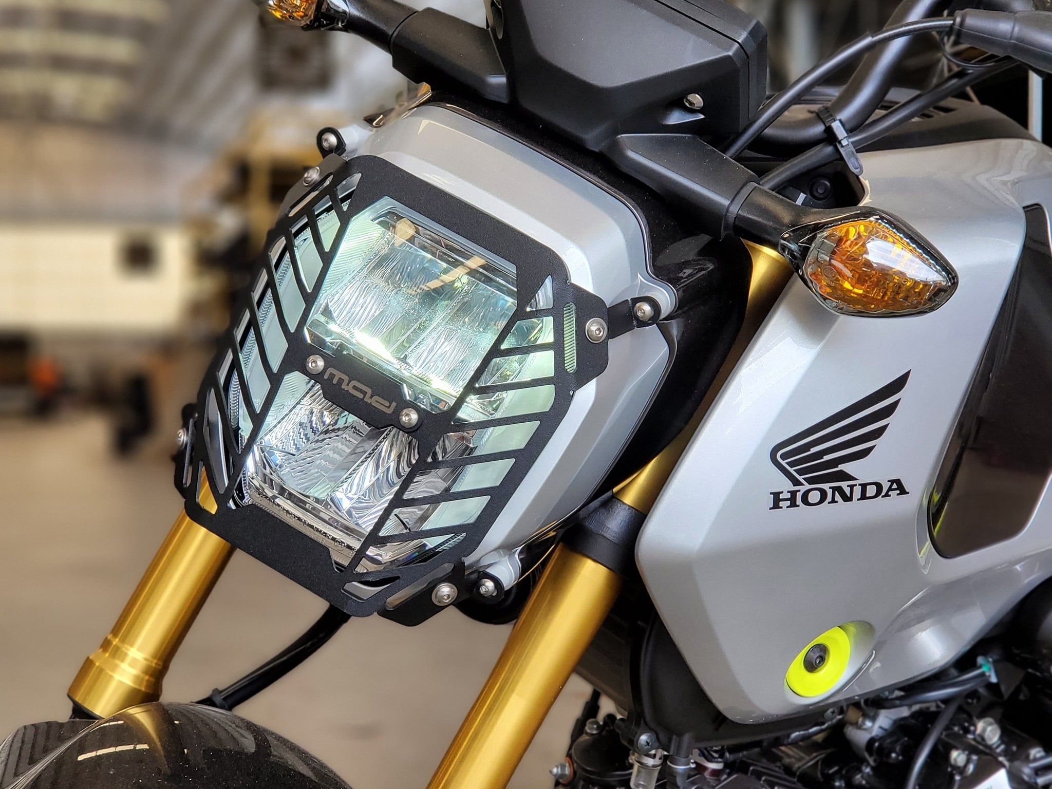 การ์ดไฟหน้า Headlight Guard MAD GROM 1,290บาท