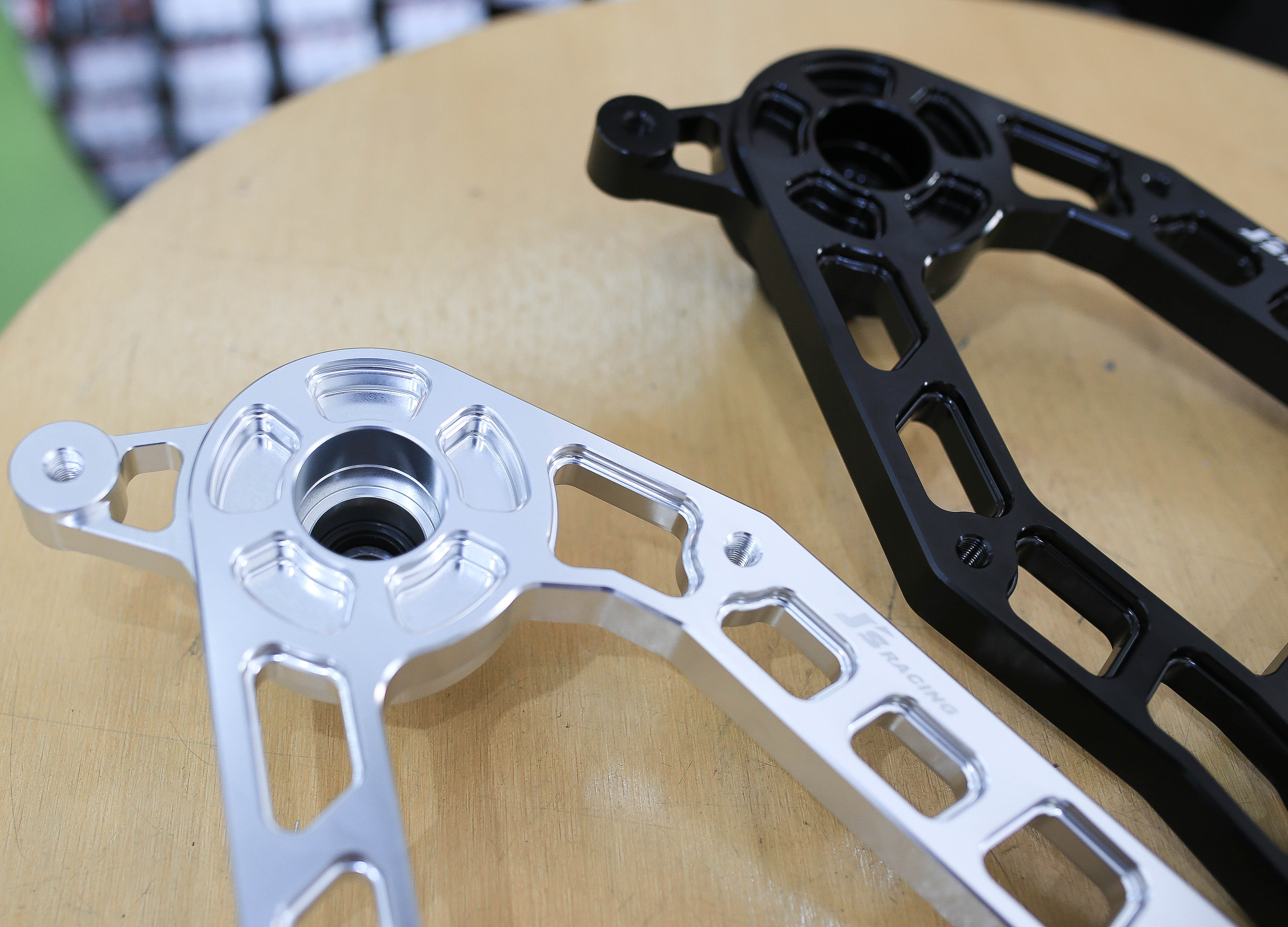 สวิงอาร์ม JS Giorno125 มีสีเงิน-ดำ ชุดละ3500