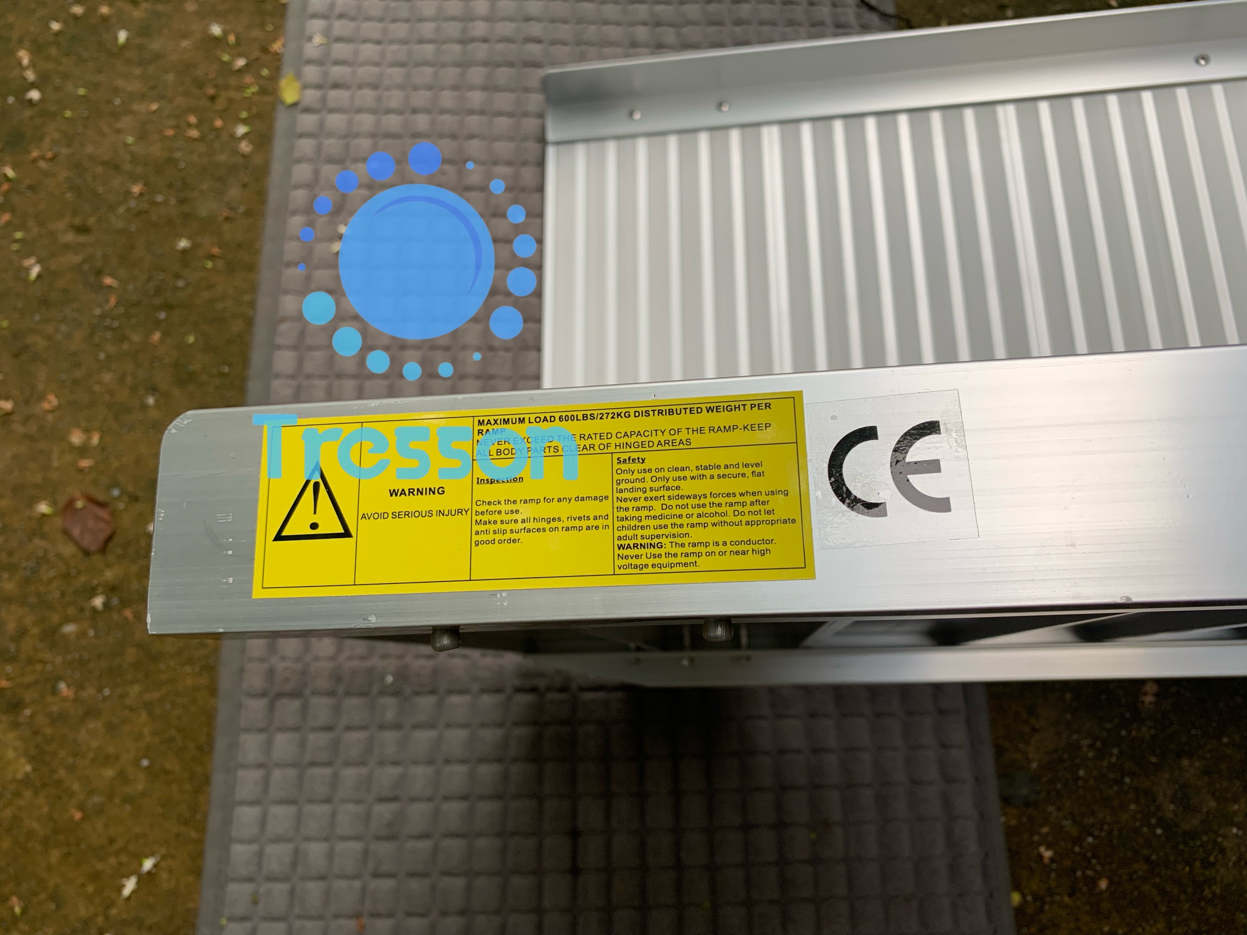 ทางลาดรถเข็นอลูมิเนียม รุ่นประหยัด ยาว2ฟุต กว้าง73ซม.นน.5.45 kg.พกพา พับได้ ใช้ได้กับความสูงถึง18 ซม.รับนน.275 kg