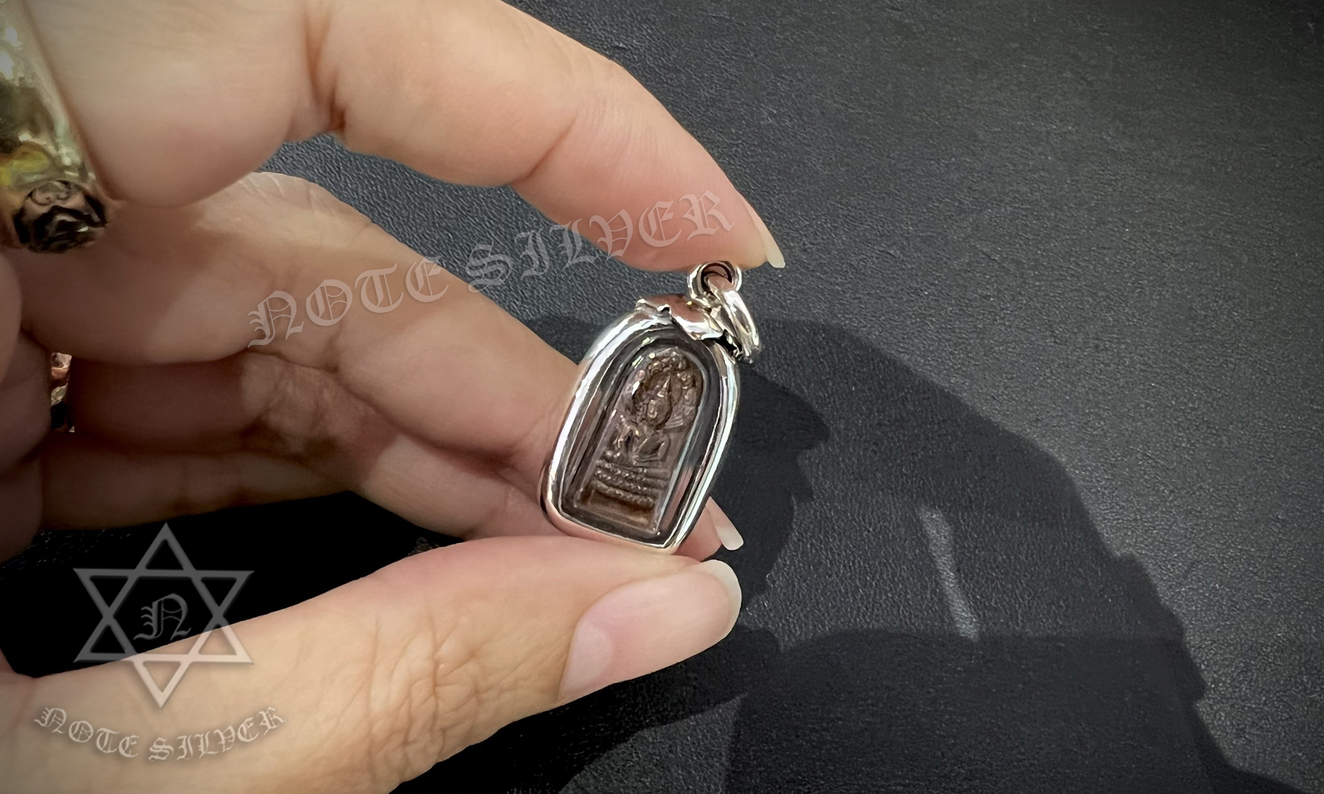 หลวงพ่อพระใส แห่งวัดโพธิ์ชัย จังหวัดหนองคาย พระพร้อมกรอบเงินแท้กันน้ำ Sterling Silver 925 NSSV2979