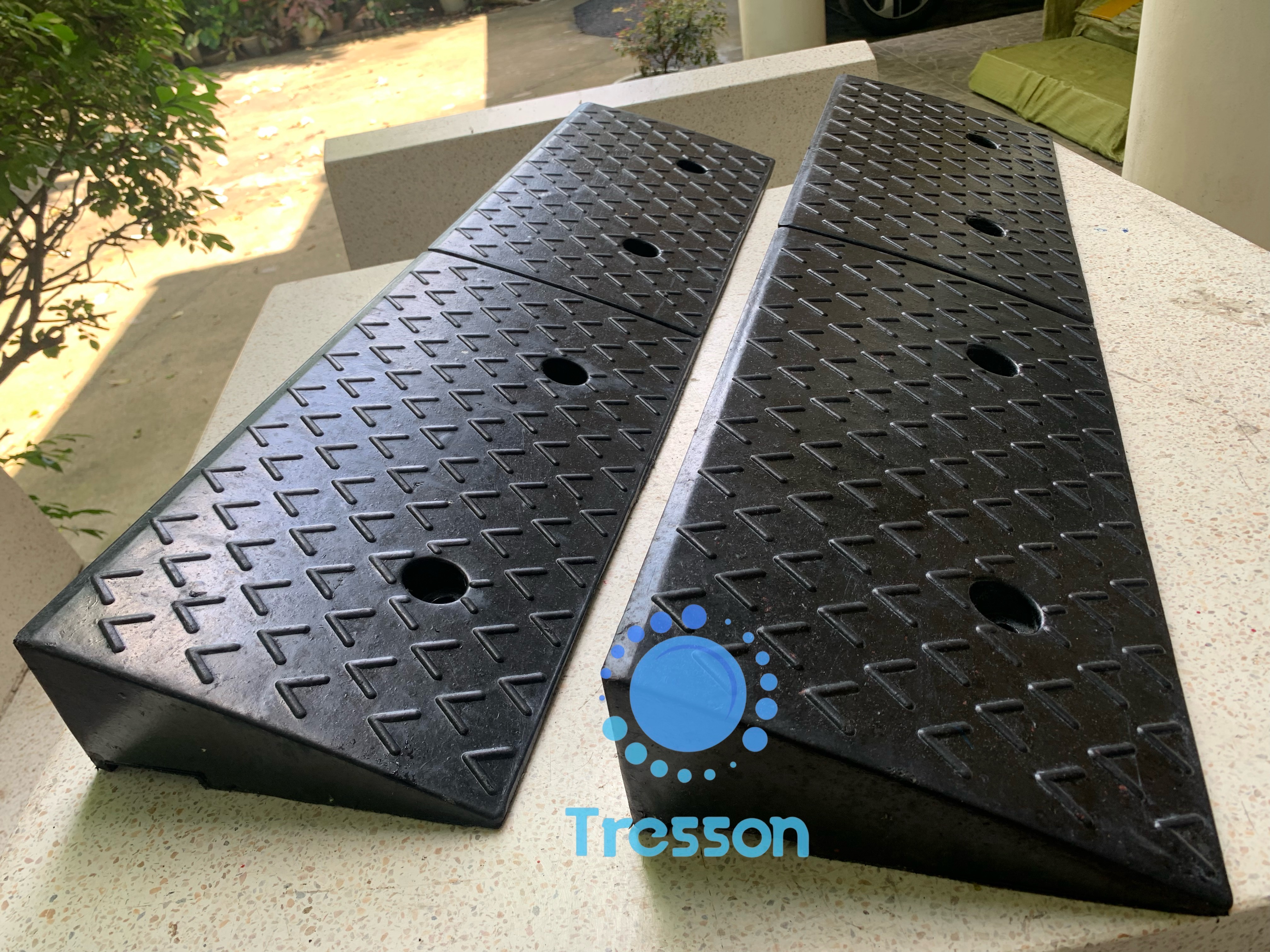 ทางลาดยางปีนฟุตบาท(ยางแท้) สูง9.5cm กว้าง96cm ลึก24cm หนัก 8.20kg