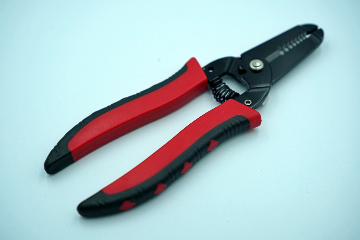 0.6 - 2.6 mm cable cutter/stripper