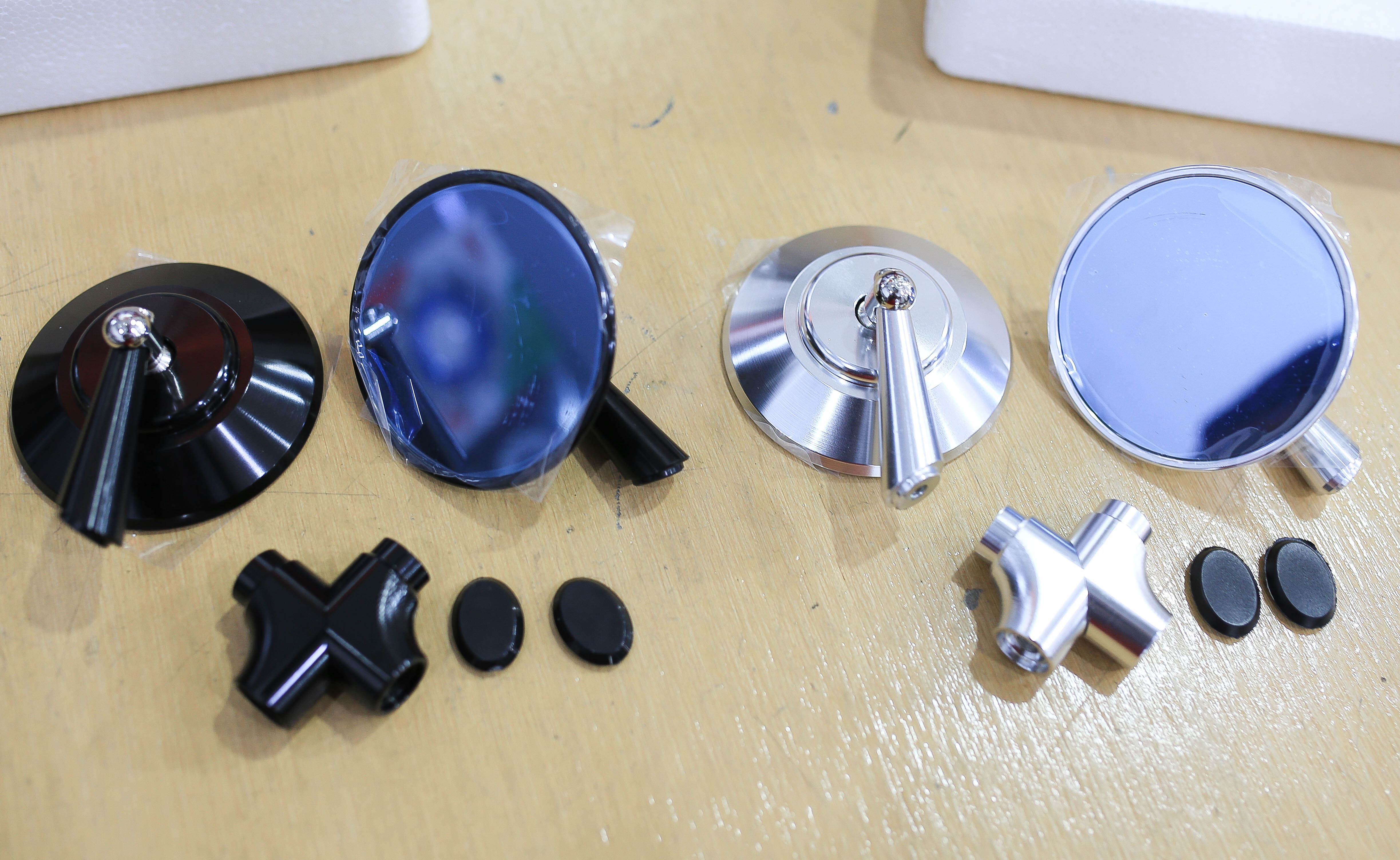 กระจกกลมขาสั้น เลนส์ตัดแสง มีสีดำ-สีเงิน ราคา750