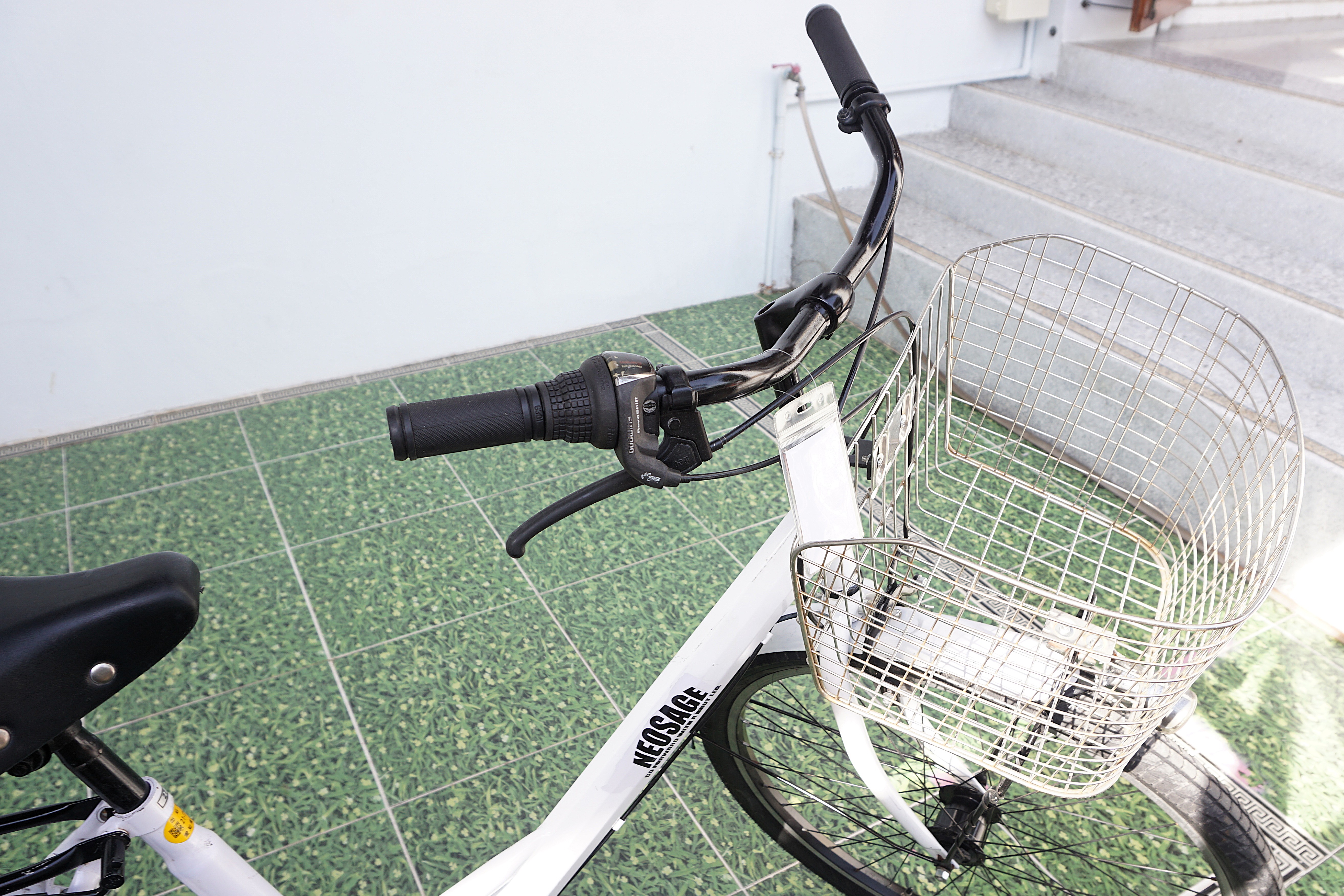 จักรยานแม่บ้านล้อโต ญี่ปุ่น - ล้อ 27.5x1.95 - เกียร์ 6 สปีด - ไฟหน้าอัตโนมัติ - Neosage - สีขาว [จักรยานมือสอง]