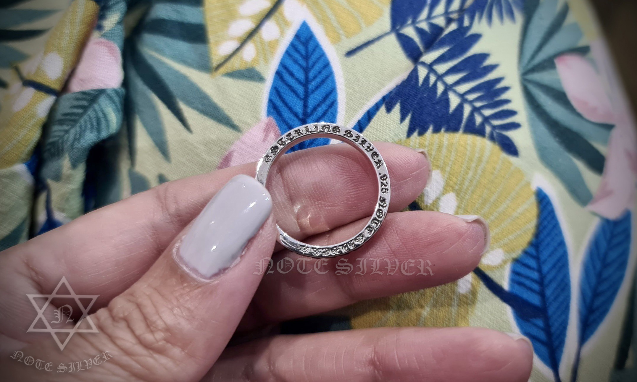 แหวนเงินแท้ นิล 2.2mm รอบวง ทรงกลม รมดำ เน้นอักษรชัดๆ Sterling Silver 925 NSRG2528