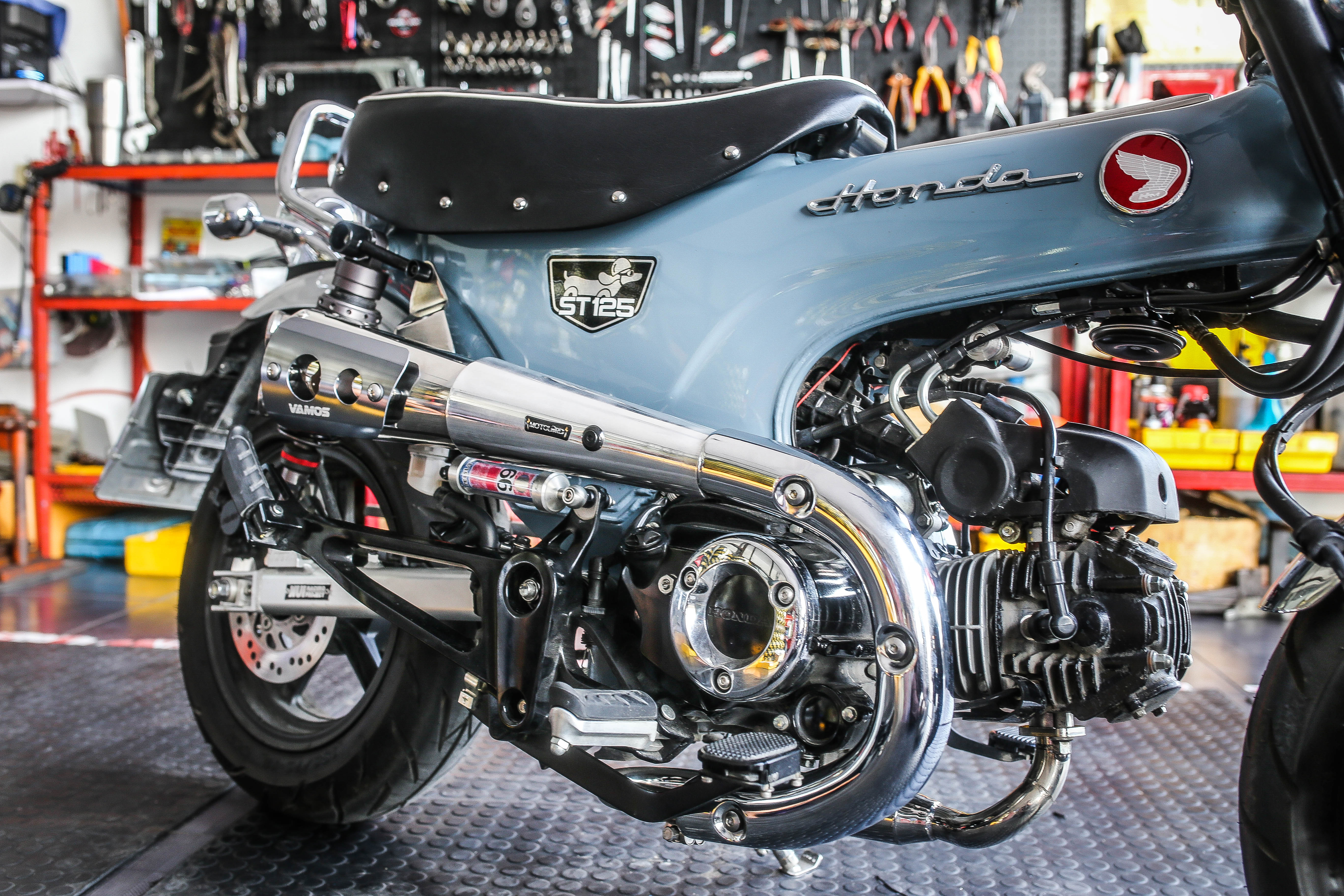 ท่อ DAX125 MotolordD x Vamos ตรงรุ่น เสียง นุ่ม ไพเราะ วัสดุน้ำหนักเบา ให้อัตตราเร่งที่ดี มาพร้อมอุปกรณ์ติดตั้งครบ ท่อมี มอก. ใช้งานได้สบายใจ ท่อ DAX125 VAMOS ราคา 8900 บาท