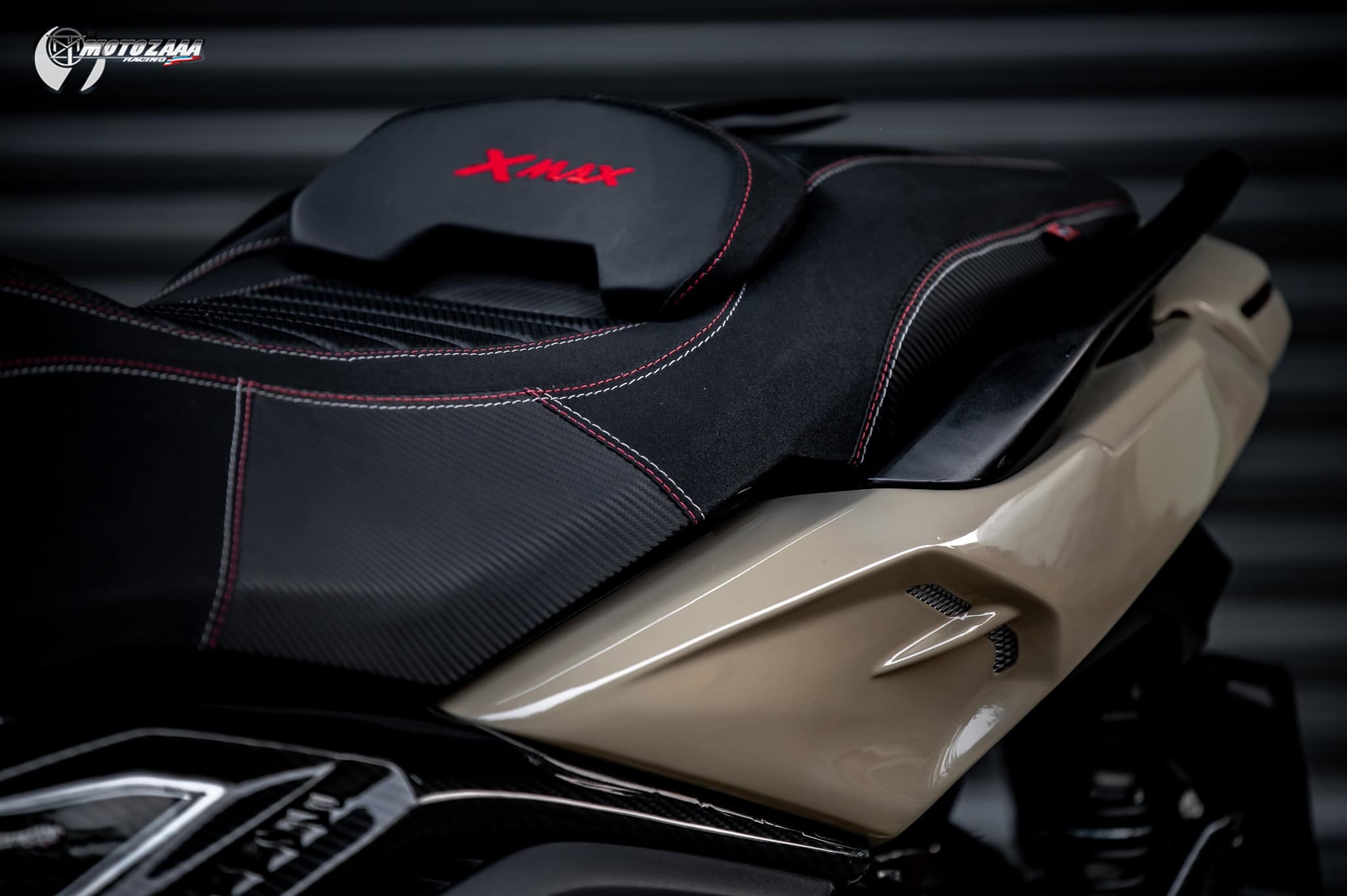 Xmax300 Body kit MotozAAA Body kit 1). ครอบหน้ากากหน้า Front fairing cover 1500฿ 2). ครอบกาบอกซ้าย-ขวา Big side fairing cover 2790฿ 3). ครอบบังโคลนหน้า Front fender cover แบบ3ชิ้น (ชุดเต็ม ) 2100 แบบ2ชิ้น (ข้าง R/L ) 1490฿ ( ลายเคฟล่า +250฿ ) 4). ครอบปีกข