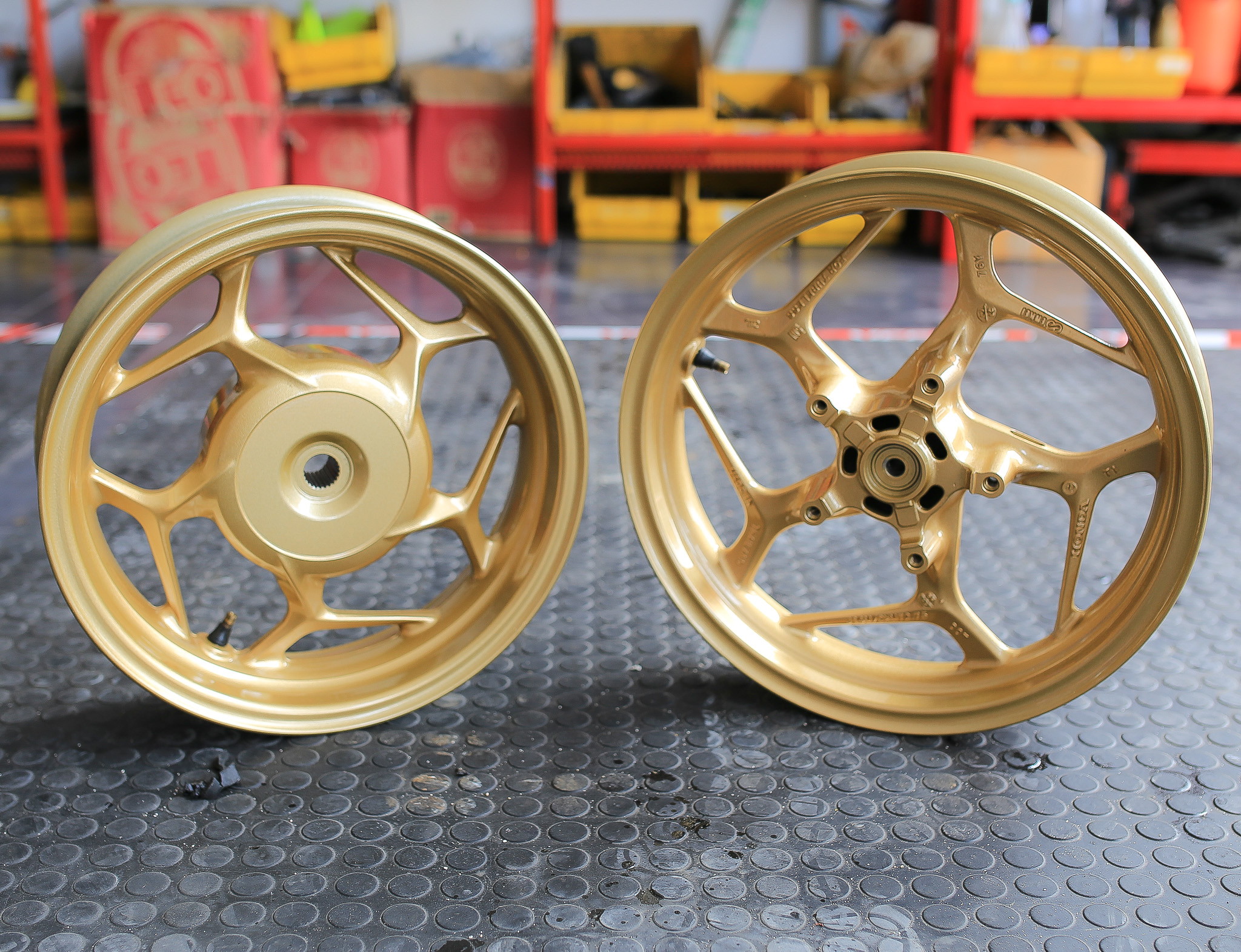 สับล้อสีม่วงเอฟเฟคพร้อมใส่ ราคา 2500 บาท สีทอง ราคา1800