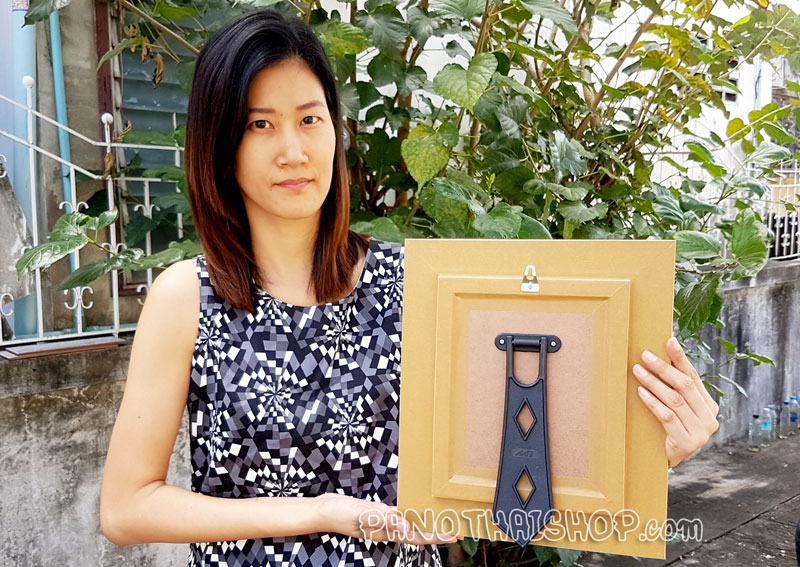 กรอบรูปในหลวงพิมพ์นูน 3 มิติเคลือบทอง ลายทรงพระเสโท (ขนาดตั้งโต๊ะ)