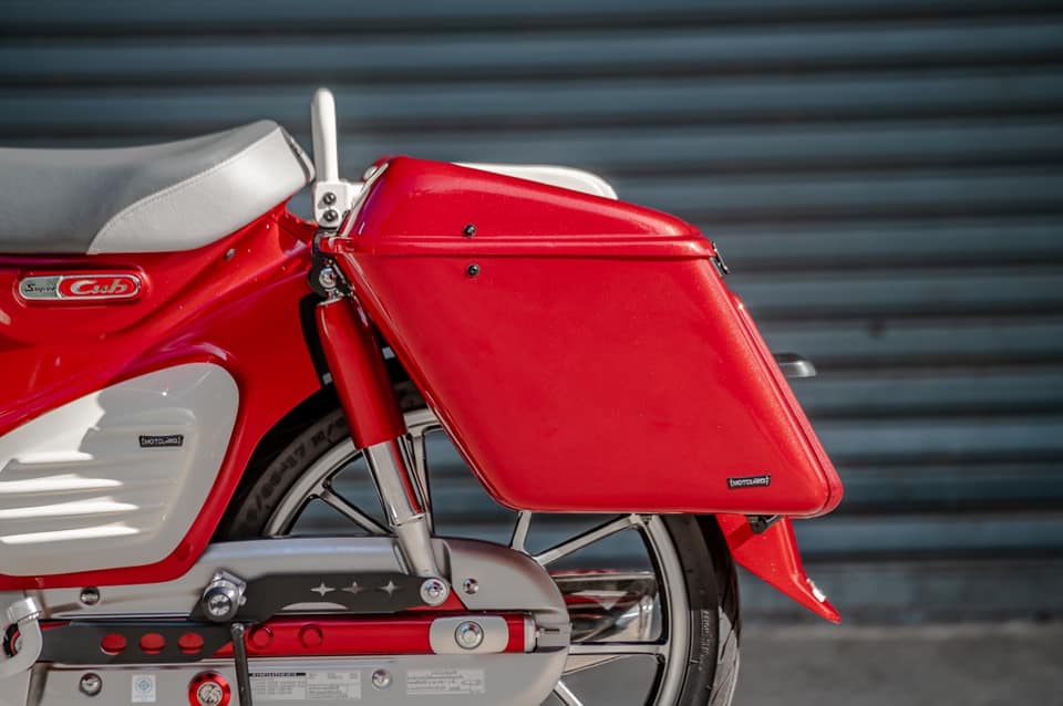 กระเป๋าซ้ายขวา AsurA HONDA C125 มีสีตามตัวรถราคา7900