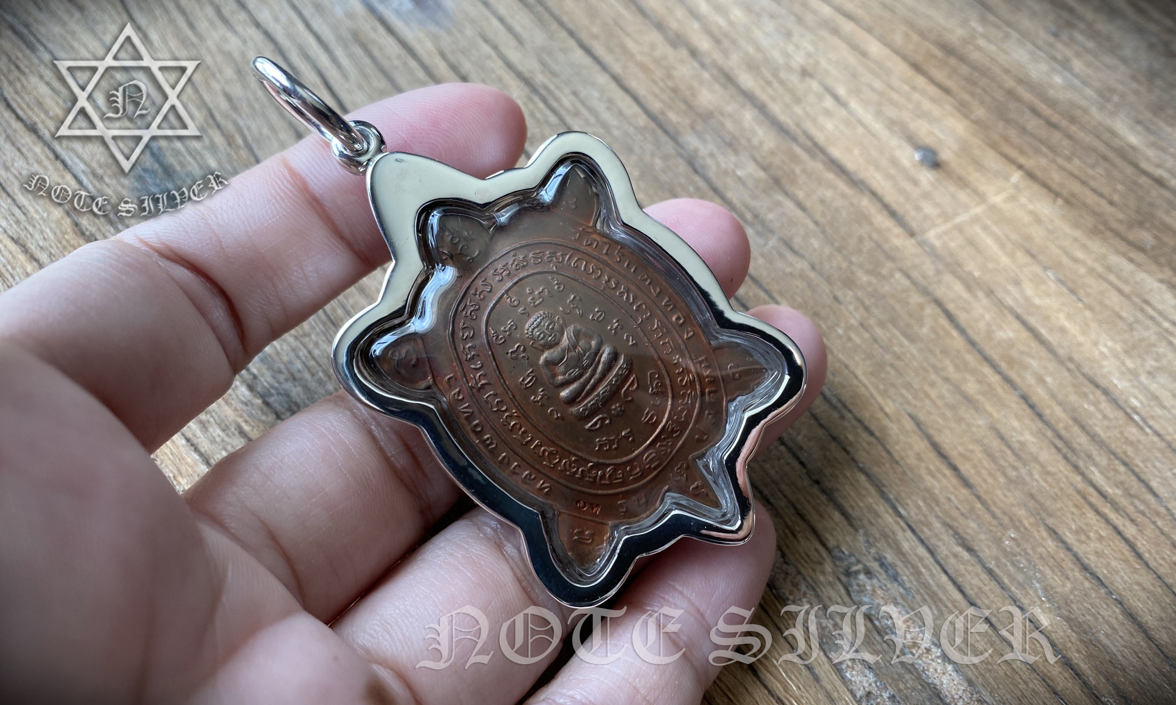 ขึ้นแว็กกรอบพระ จับเงินเหลี่ยมตามทรง Sterling Silver 925 NSSV2679