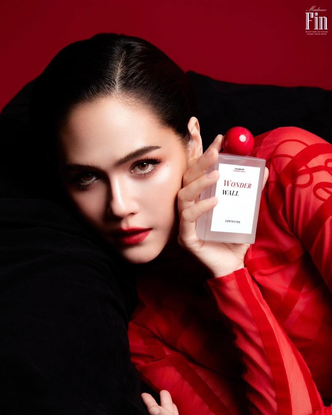 น้ำหอมแม่ชม สีแดง กลิ่น 𝑾𝒐𝒏𝒅𝒆𝒓 𝑾𝒂𝒍𝒍 CONTENTED BY CHOMPOO ARAYA พร้อมของแถม 4 ชิ้น