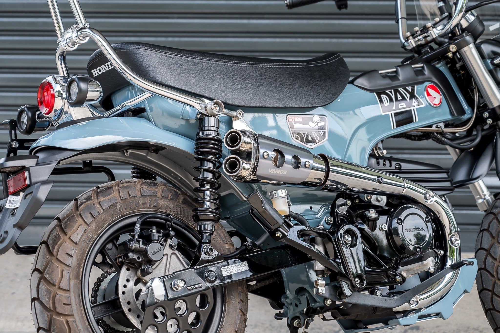 ท่อ DAX125 MotolordD x Vamos ตรงรุ่น เสียง นุ่ม ไพเราะ วัสดุน้ำหนักเบา ให้อัตตราเร่งที่ดี มาพร้อมอุปกรณ์ติดตั้งครบ ท่อมี มอก. ใช้งานได้สบายใจ ท่อ DAX125 VAMOS ราคา 8900 บาท