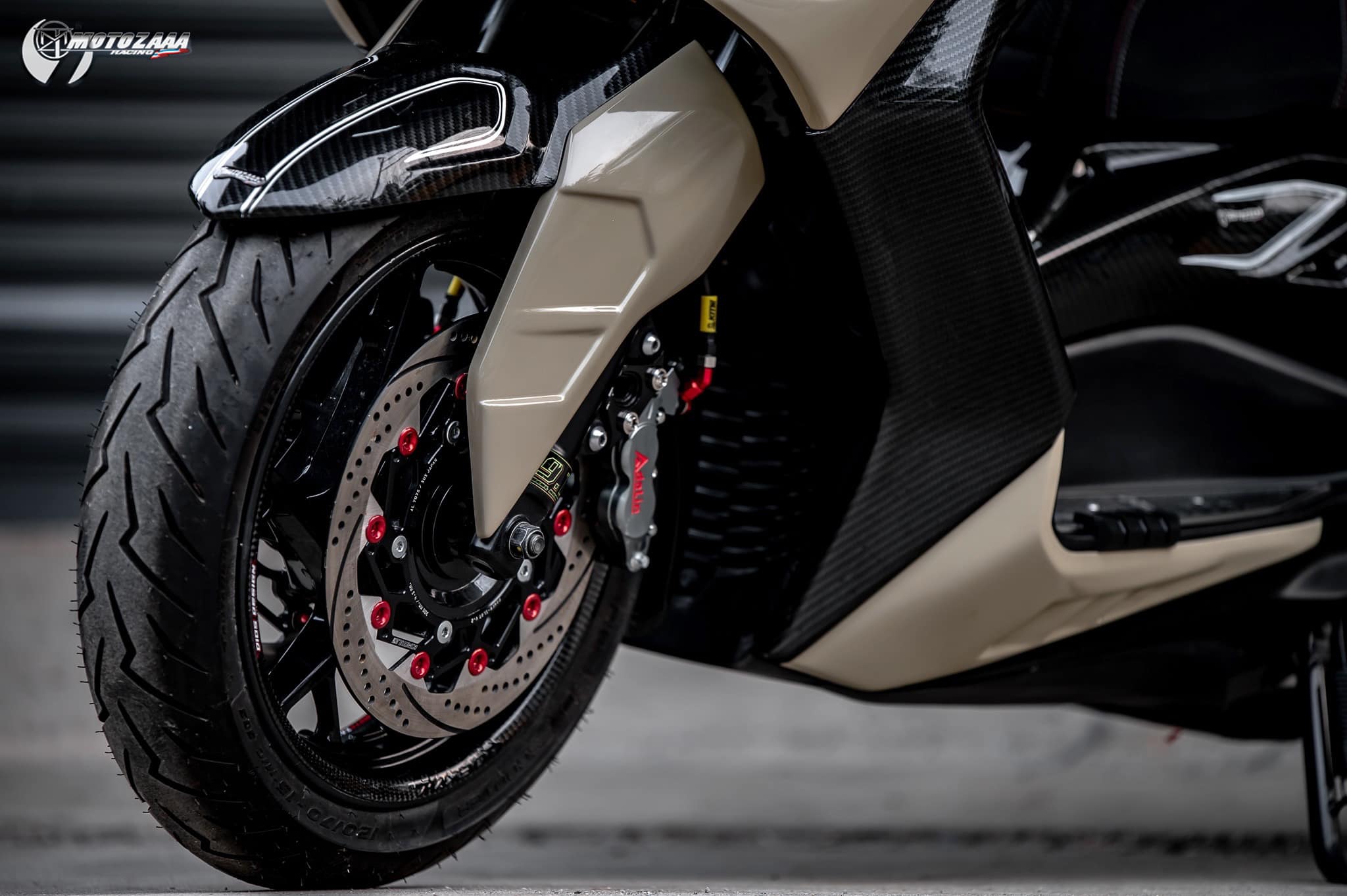 Xmax300 Body kit MotozAAA Body kit 1). ครอบหน้ากากหน้า Front fairing cover 1500฿ 2). ครอบกาบอกซ้าย-ขวา Big side fairing cover 2790฿ 3). ครอบบังโคลนหน้า Front fender cover แบบ3ชิ้น (ชุดเต็ม ) 2100 แบบ2ชิ้น (ข้าง R/L ) 1490฿ ( ลายเคฟล่า +250฿ ) 4). ครอบปีกข