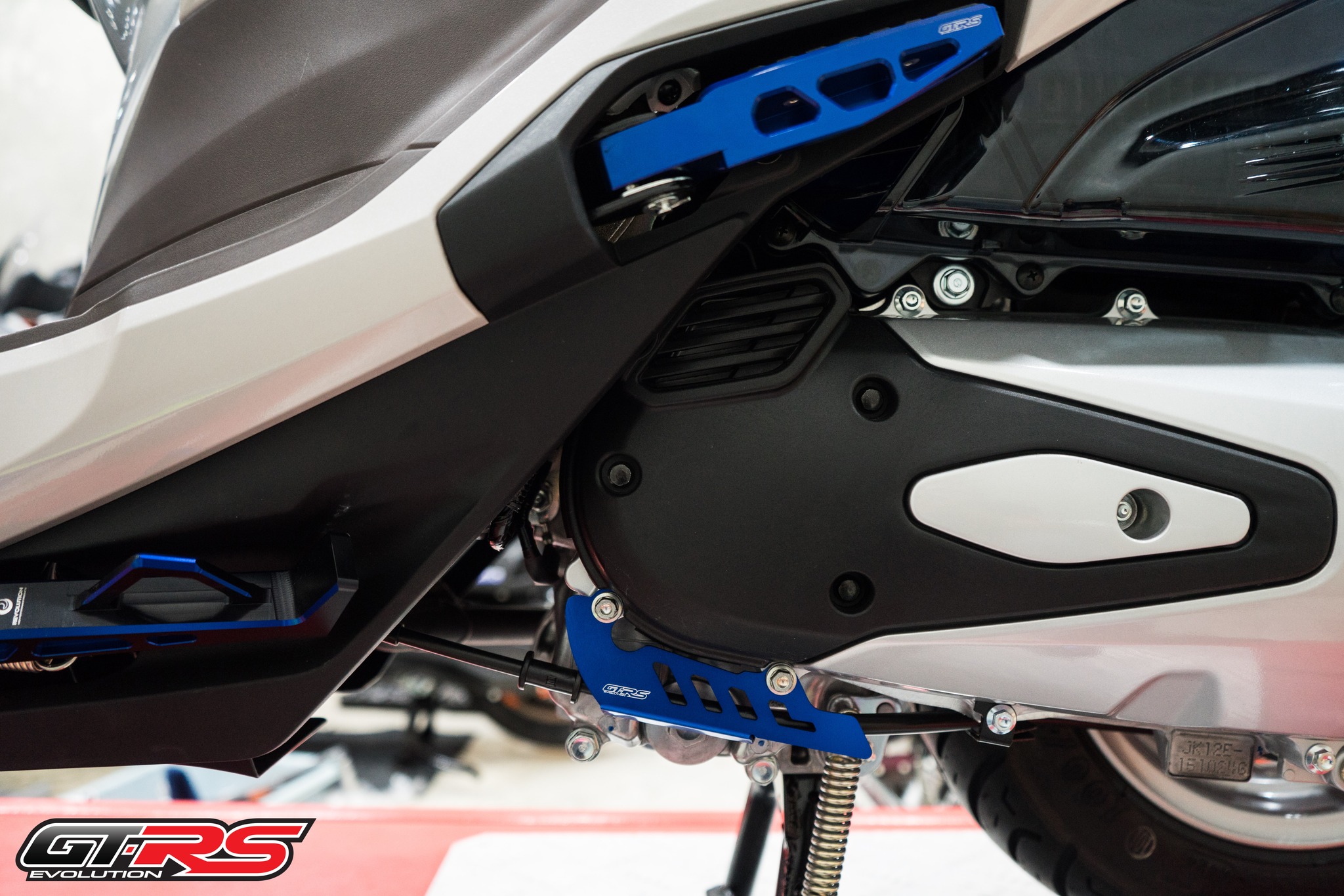 ตัวประคองสายเบรคหลัง (มีเนียม) 2D GTRS GIORNO+/LEAD-125/PCX-160 STD/CLICK-160 ช - เงิน- แดง- ทอง- ดำ- เขียว- น้ำเงิน- ส้ม- ม่วง - ชมพู ราคา 298 บาท/ตัว