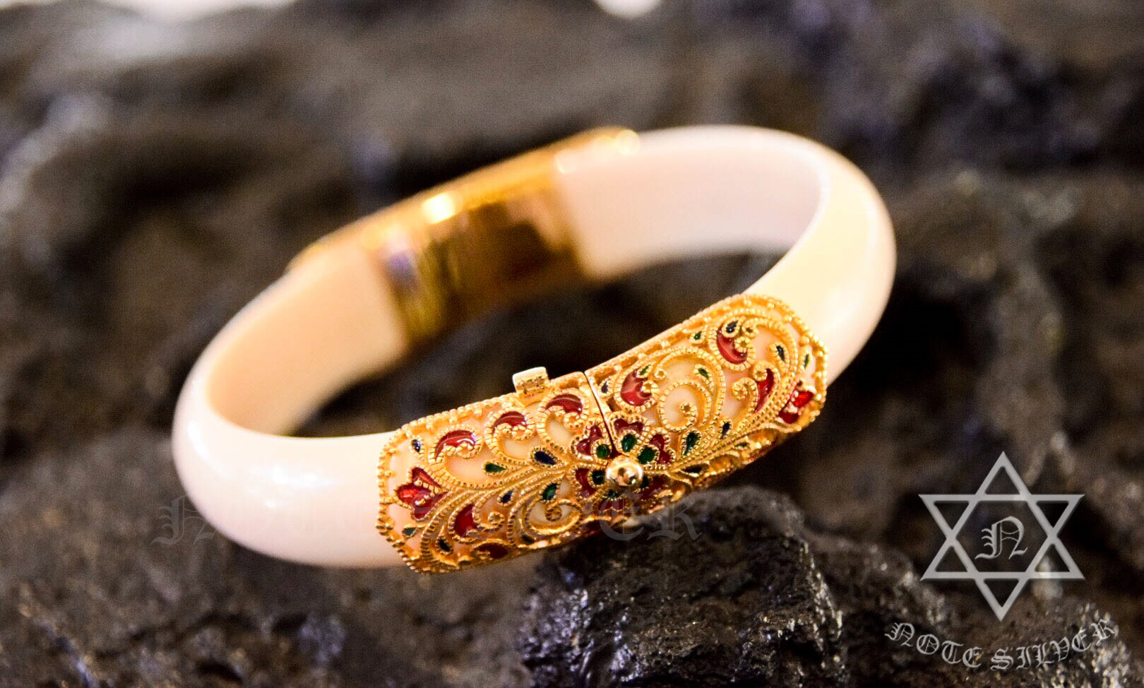 กำไลงาช้าง หุ้มด้วยทองแท้ และลงยา ทรงบานพับ และมีเซฟล็อค 9k GOLD NSYG1410