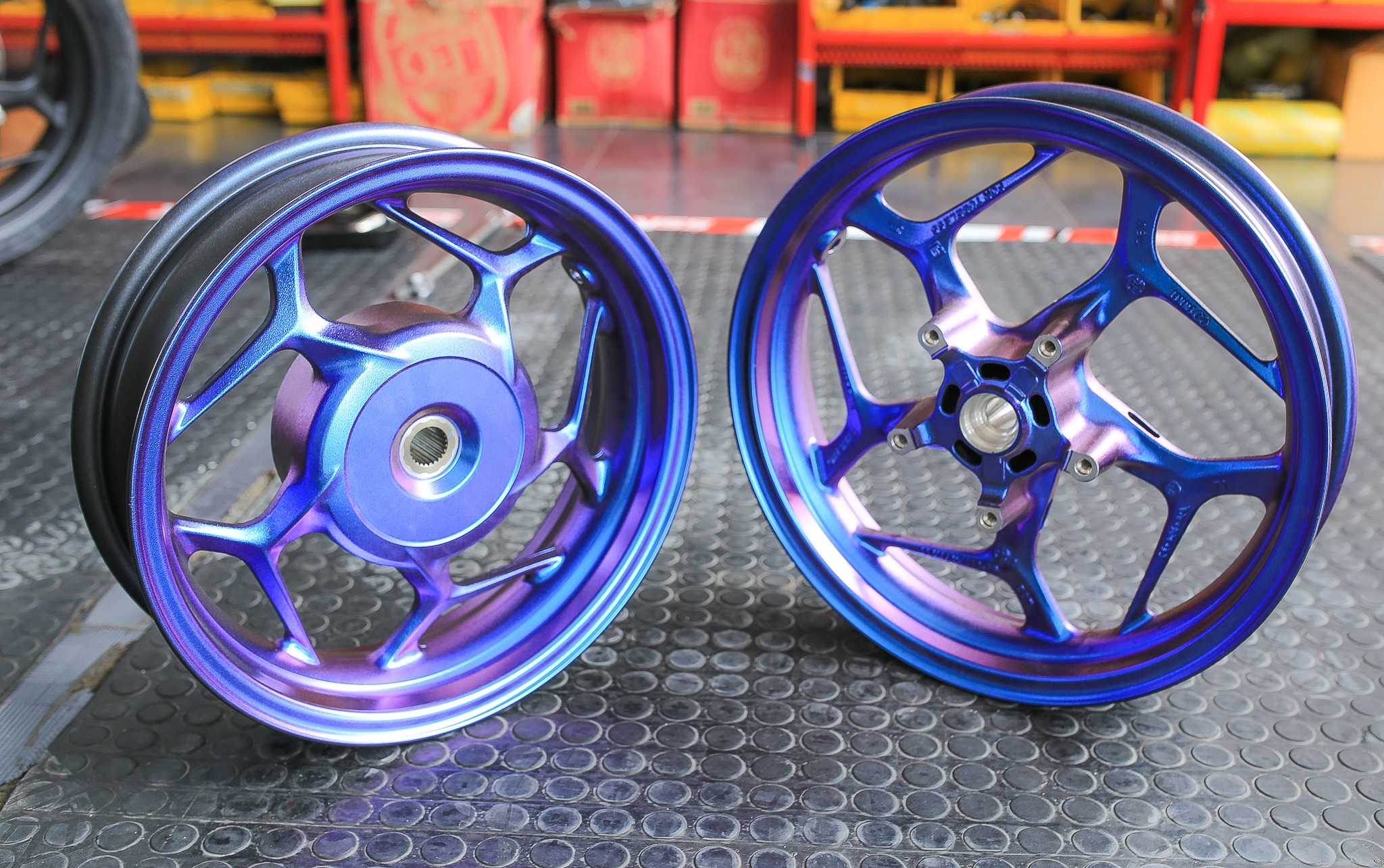 สับล้อสีม่วงเอฟเฟคพร้อมใส่ ราคา 2500 บาท สีทอง ราคา1800