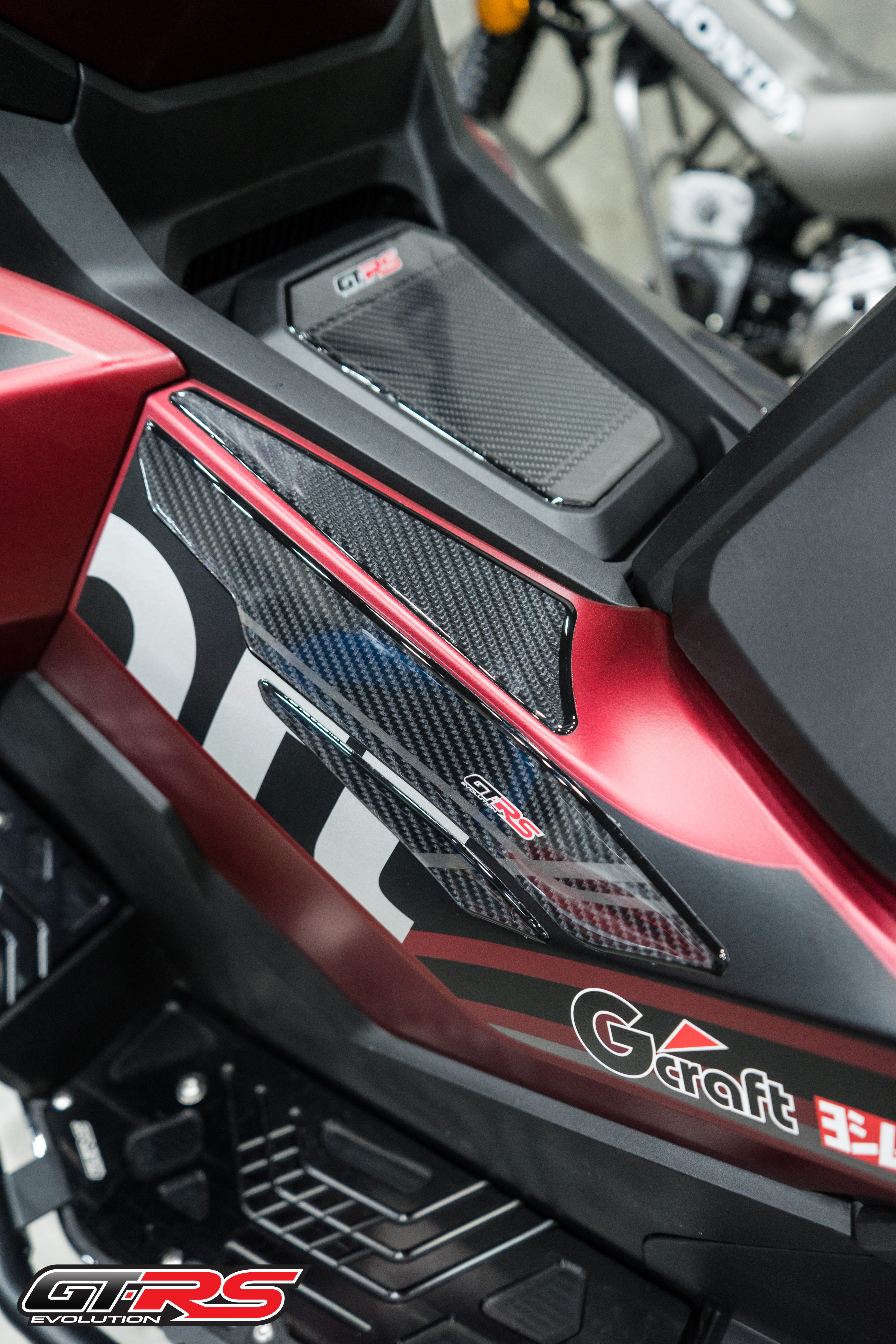 สติ๊กเกอร์กันรอยคอลโซลข้างถังน้ำมัน GTRS ตรงรุ่น ADV350 (ชุดใหญ่)