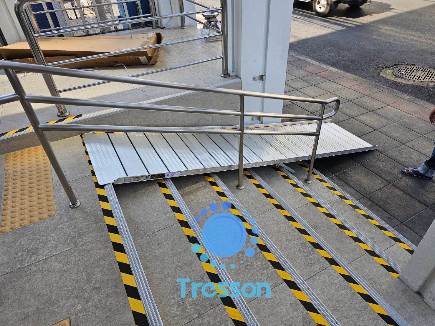 ทางลาดรถเข็นอลูมิเนียมยาวพิเศษ326ซม. (326x75x5.5cm) พับครึ่งด้านยาว หนัก 30kg รับนน.สูงสุด300kg. **มีของพร้อมส่ง- - Aluminium Ramp 326x75x5.5cm 30kg