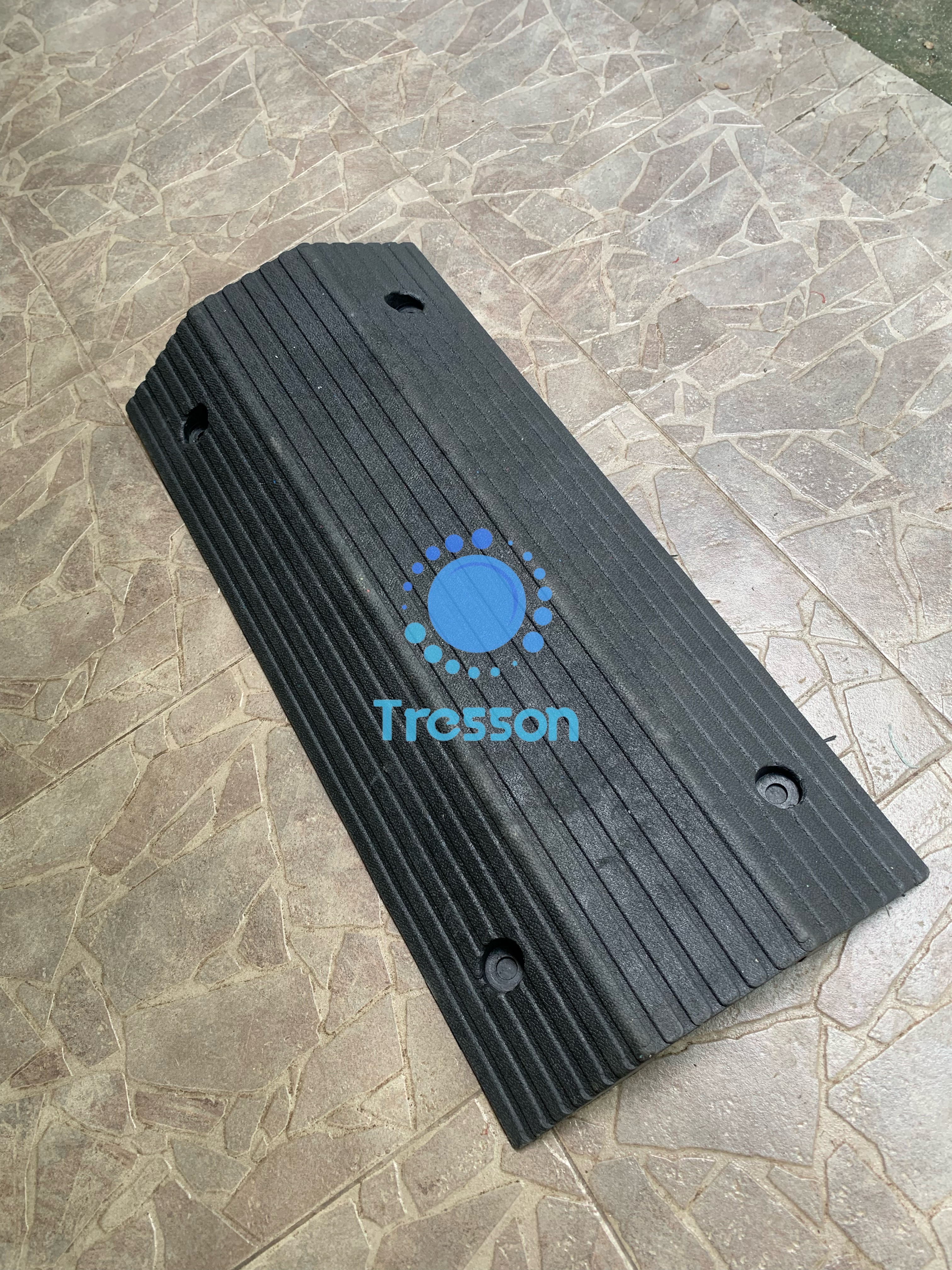 ทางลาดยางครอบท่อ ครอบสายไฟ ข้ามธรณีประตู สูง 8 ซม. กว้าง 40 ซม. ยาว 80 ซม(ด้าน) ขนาดช่อง 12x6 cm-นน.7 kg รับนน.สูงสุด700kg. Rubber Wire Cover Ramp 8x40x80 cm 13 kg