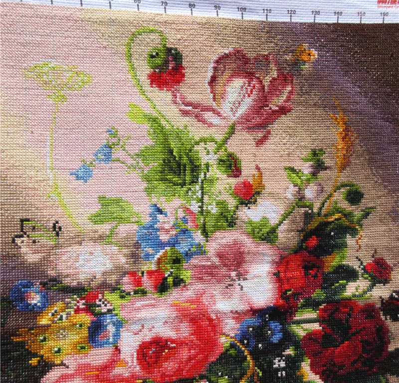 rose-1003 *สินค้าหมด* ชุดปักครอสติช ลายกุหลาบในแจกันแก้ว (ปักเต็มผืนผ้า ไม่มีเดินเส้น ผ้า11CT พิมพ์ลาย ปักครั้งละ 3 เส้นเล็ก) ขนาด 52*63 ซม.ผ้าครอสติช 11CTพิมพ์ลายปักบนผ้า ไหมคอตตอน 65 สี ผังลาย เข็ม