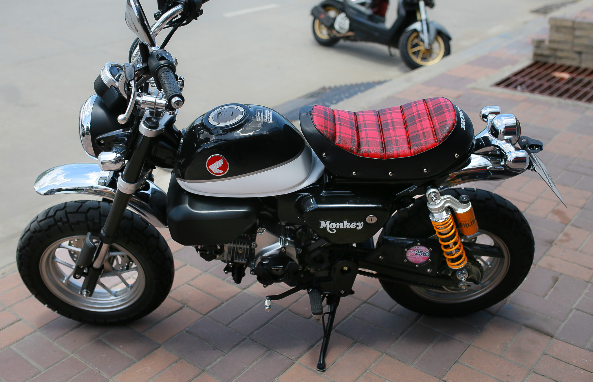 เบาะแต่ง หน่อยวัดด่าน ทรงเตี้ย Honda Mankey 125 ลายสก็อตแดง ราคา2800