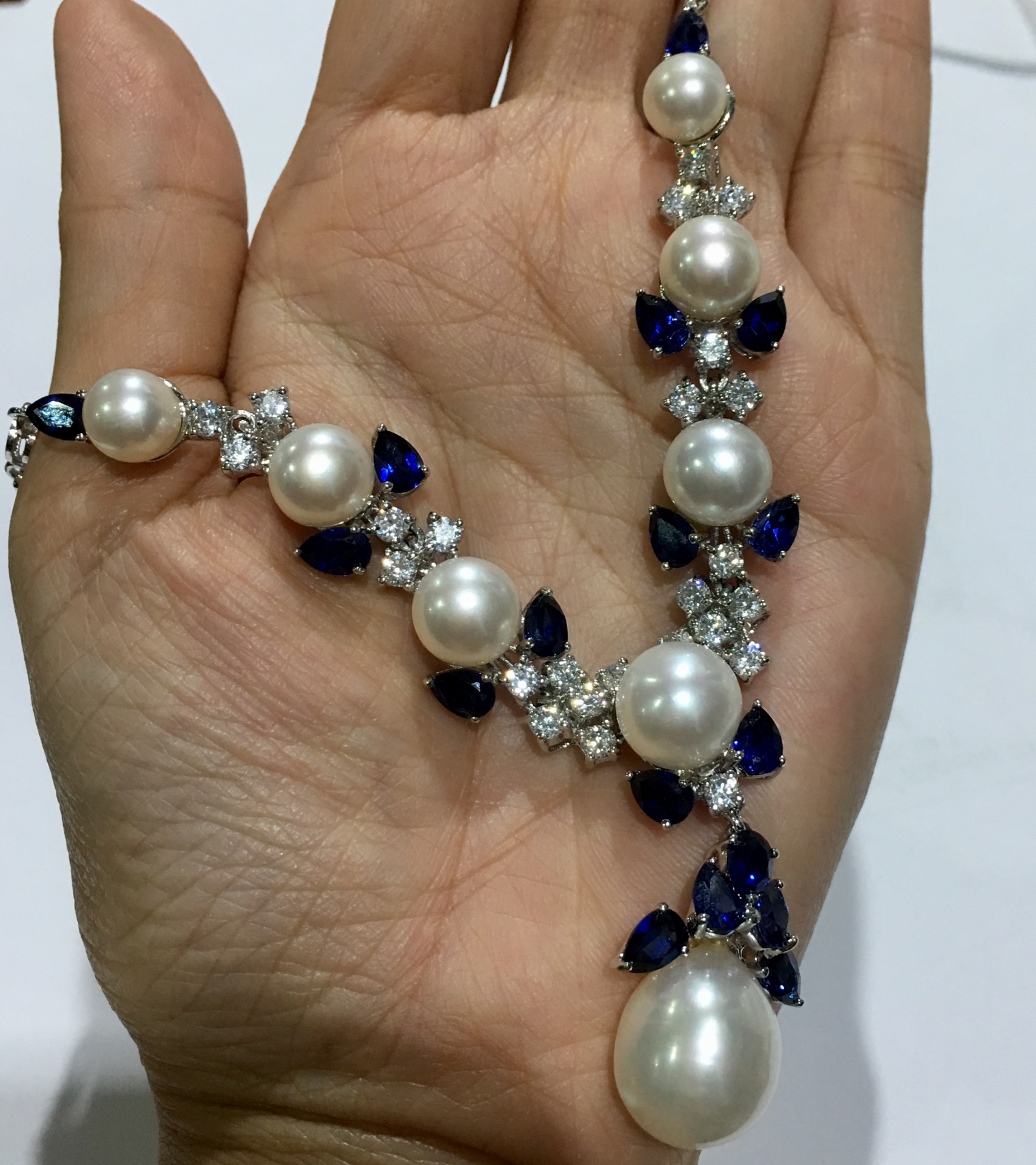 สร้อยคอไข่มุกแท้ แบบขึ้นตัวเรือน ประดับด้วยเพชรสวิท