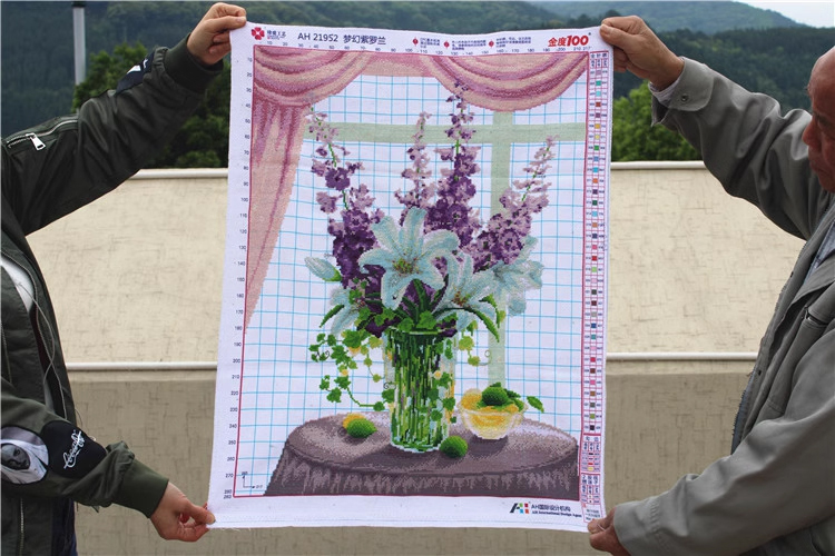 lily-1007 *สินค้าหมด* ชุดปักครอสติช ลายแจกันช่อลิลลี่ (ไม่มีเดินเส้น ผ้า11CTพิมพ์ลาย ปัก 3 เส้นเล็ก) ขนาด 50*65 ซม.ผ้าครอสติช 11CTพิมพ์ลายปักบนผ้า ไหมคอตตอน 32 สี ผังลาย เข็ม