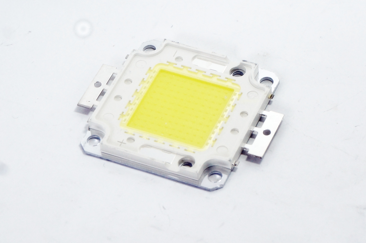 100W High power LED แสงขาว แรงดัน 30 - 36V อัตราความสว่าง 11,000LM