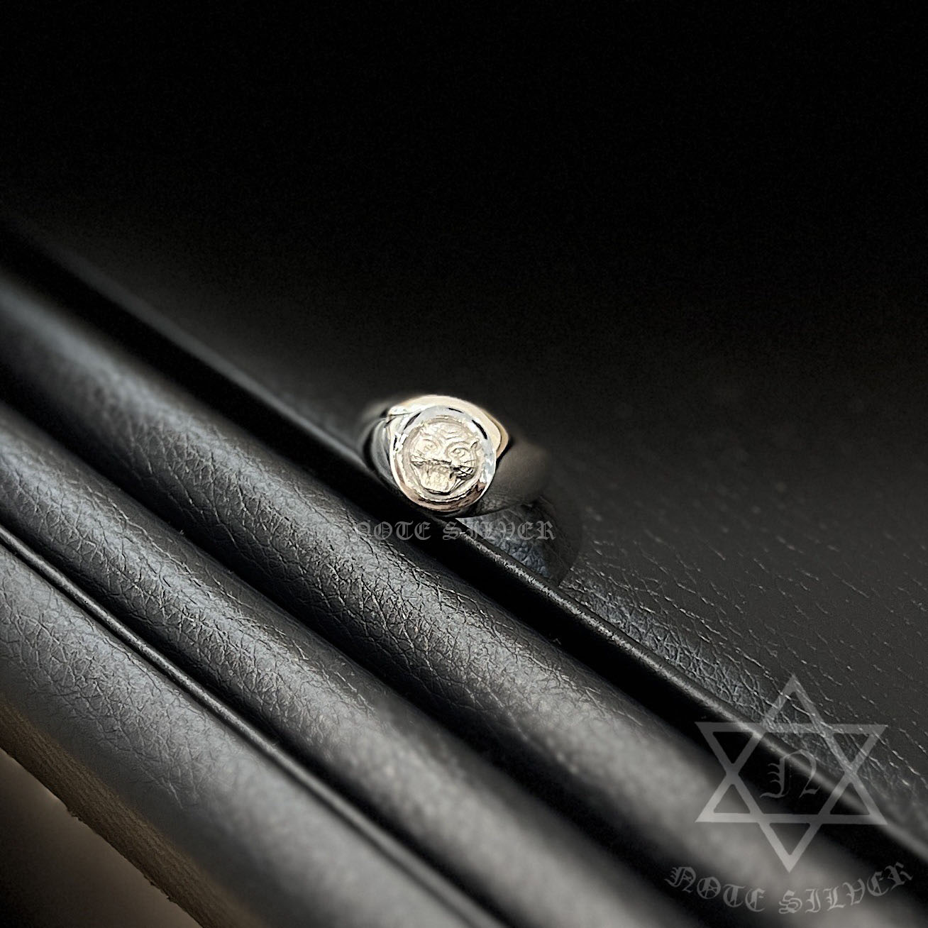 เหรียญหน้าเสือ นำมาเข้าตัวเรือนแหวนทรงเรียบ Sterling Silver 925 NSSV3446