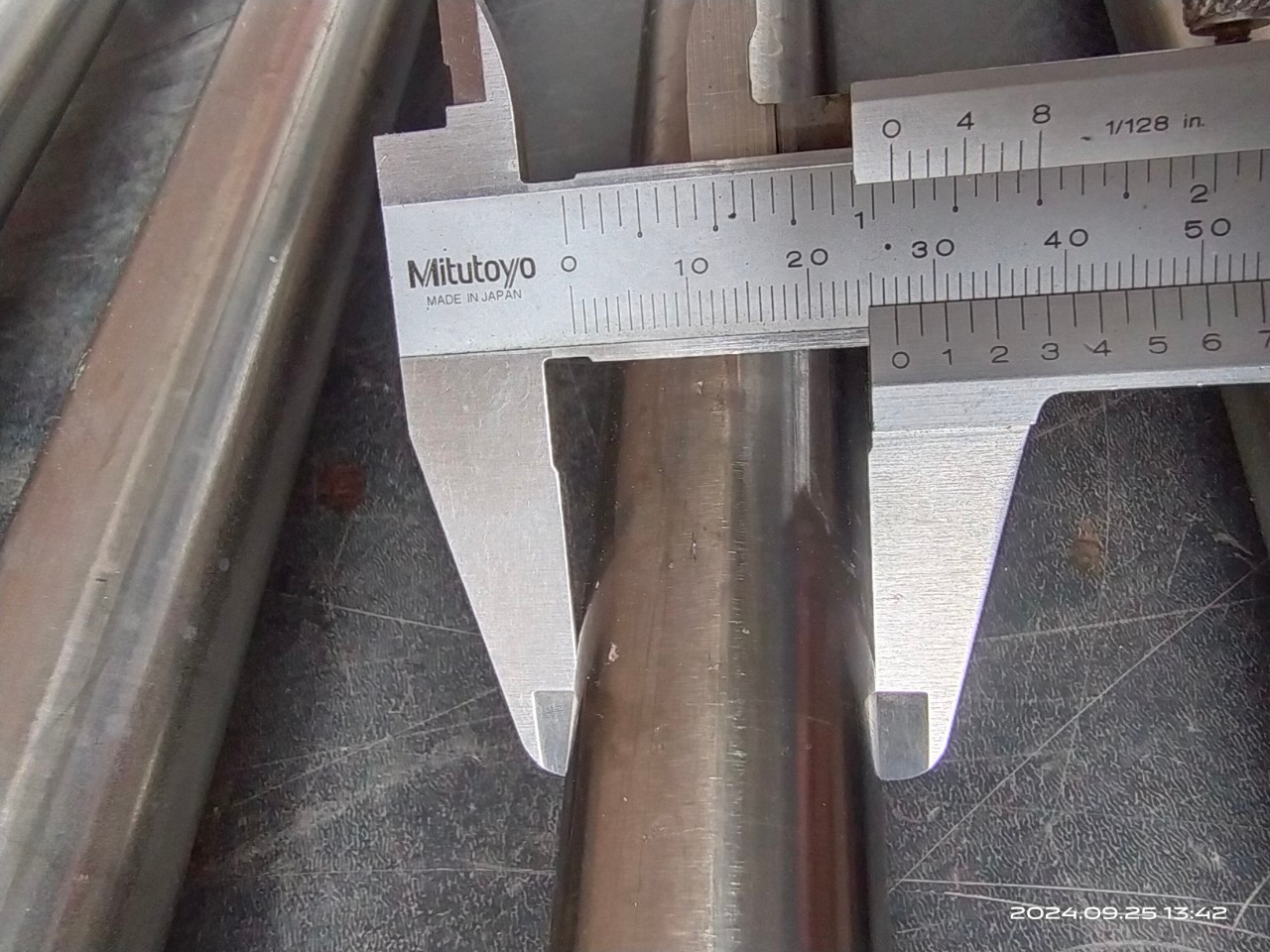 อุปกรณ์ใช้งานในโรงงาน เป็นลูกกลิ้ง ช่วยลำเลียงสิ่งของ วัสดุสแตนเลสทั้งชิ้น ขนาด 46x50 ซม. ลูกกลิ้งโต 27 ม.ม. สแตนเลสหนามาก น.น.รวม 17.8 ก.ก.