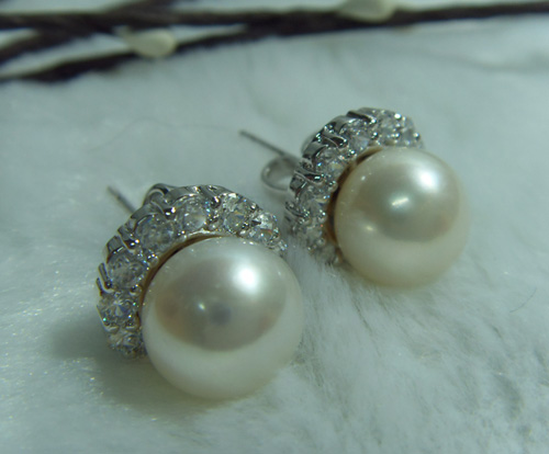 ต่างหูไข่มุกแท้ มีเพชรล้อมรอบ