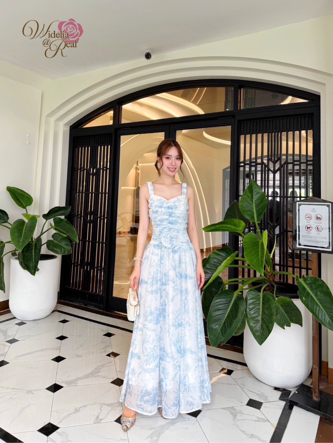 Korea Maxi dress แม็กซี่เดรสสายเดี่ยว มีเข็มกัดดอกไม้ 1ดอก (ฟ้า)