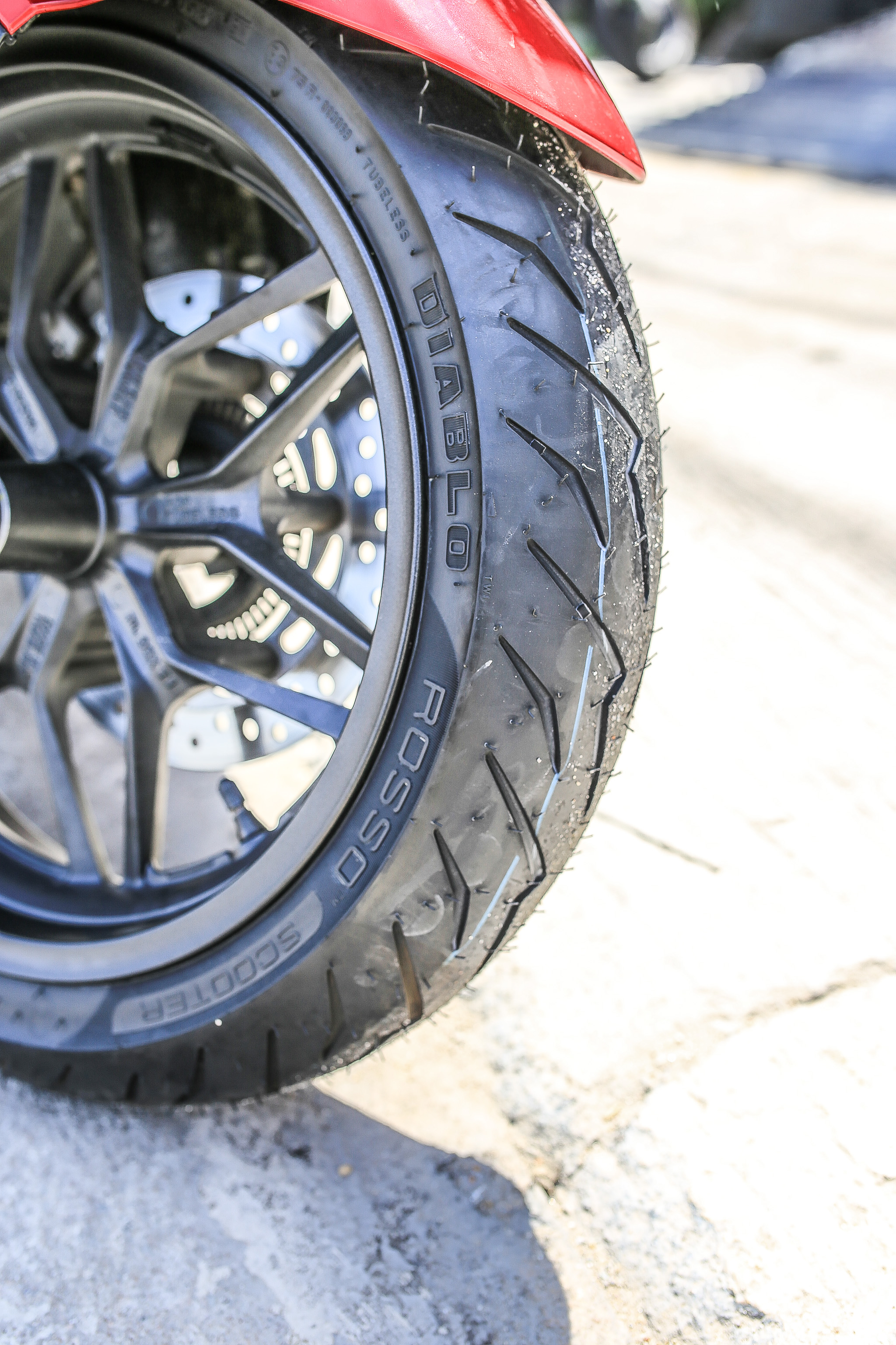 ยาง Pirelli Rosso Scooter 120/70-15 ราคา2300 150/70-14 ราคา2800