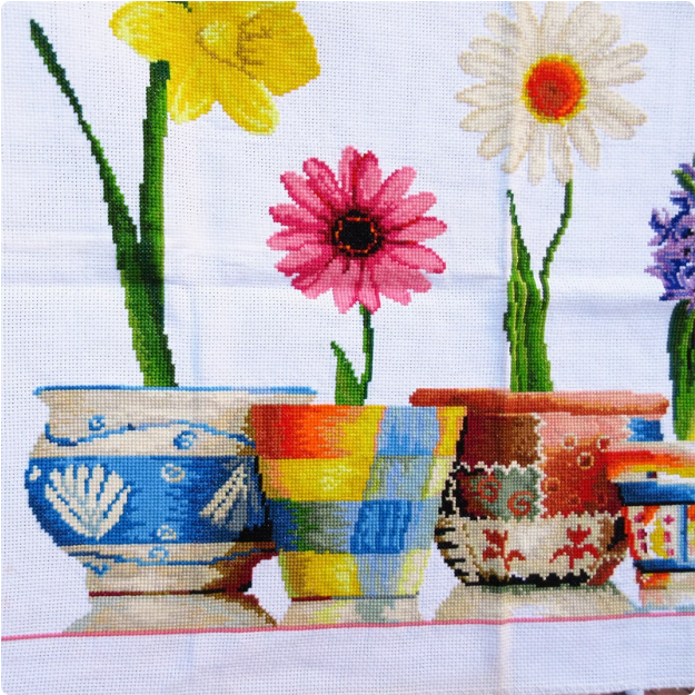 vase-1015 *พร้อมส่ง* ชุดปักครอสติช ลายกระถางดอกไม้หลากสี (ไม่มีเดินเส้น ไม่มีผังลาย พิมพ์ผังลายบนผ้าเลย ผ้า11CTพิมพ์ลาย ปัก 3 เส้นเล็ก) ขนาด 70*50 ซม.ผ้าครอสติช 11CTพิมพ์ลายปักบนผ้า+ไหมคอตตอน 45 สี+เข็ม