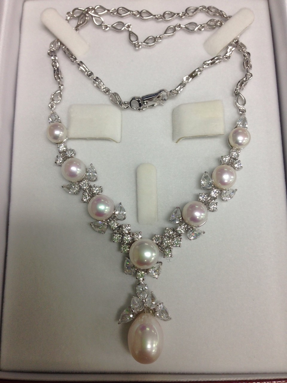 สร้อยคอไข่มุกแท้ แบบขึ้นตัวเรือน ประดับด้วยเพชรสวิท