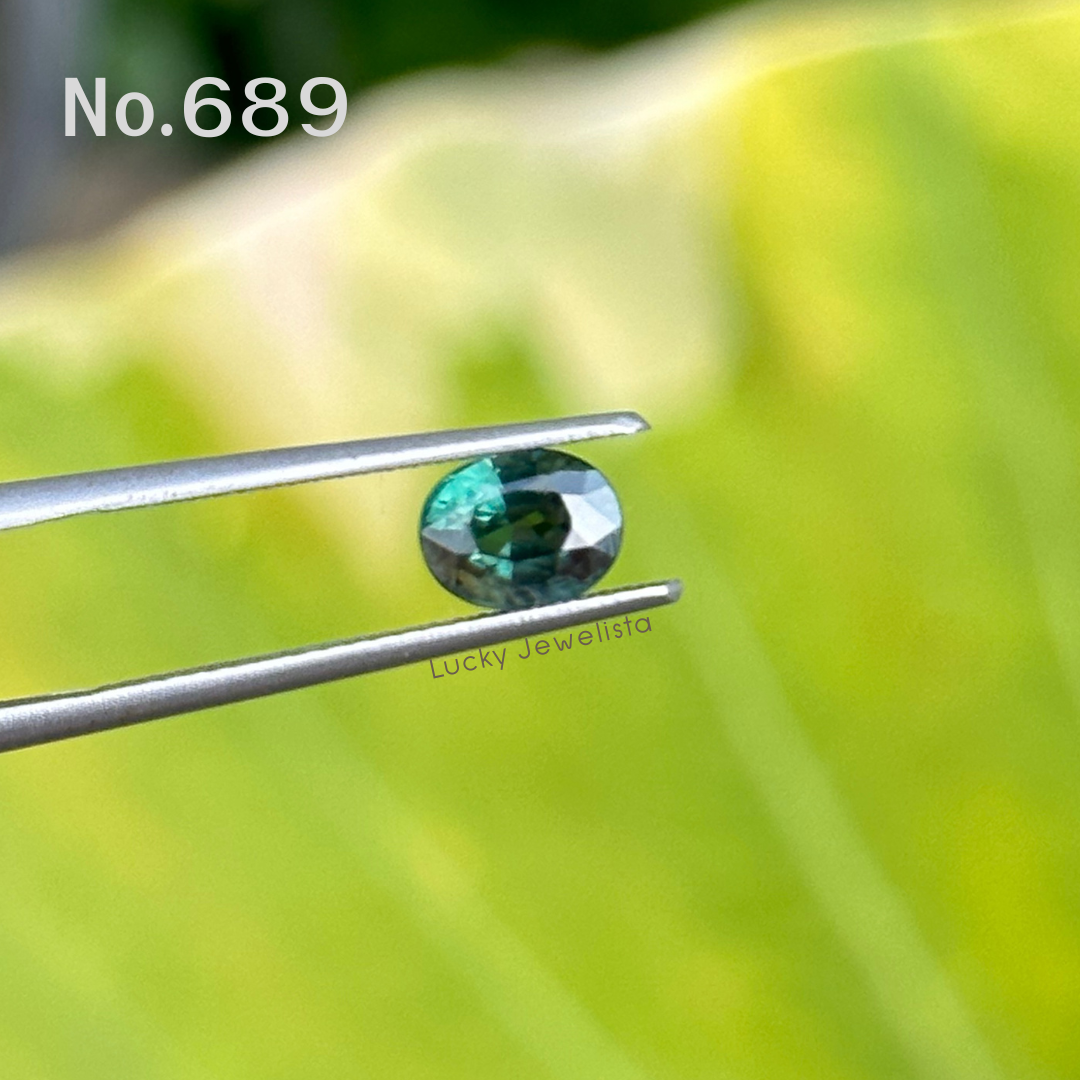 พลอยเขียวส่อง บางกะจะ Green Sapphire พลอยดิบ สีเขียว 1.1 กะรัต ทรงไข่ 1